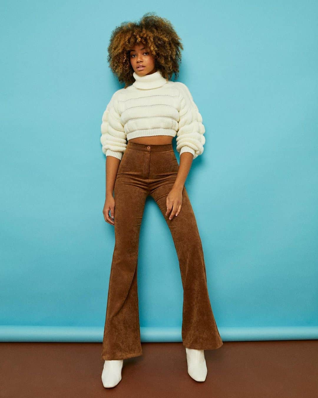 のインスタグラム：「Neutrals szn 🤎⁠⁠ @mxurxen  ⁠⁠ White Cropped Jumper⁠🔎: ACLTWHSWBUB-WHI001⁠⁠ ID: 484763⁠⁠ ⁠⁠ Cognac Flare Trousers⁠🔎: ACLTWHWBPANN-BGE083⁠⁠ ID: 488565」