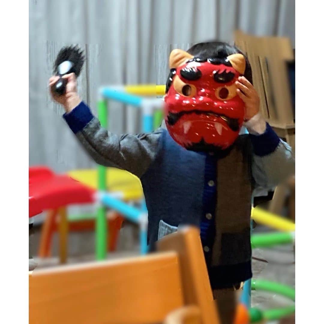 森麻季のインスタグラム：「節分👹  このところ毎日節分モードだった息子 今日は豪快に鬼は外〜福は内 寝る間際までやっていました  #節分 #setsubun  #恵方巻きは焼肉ロールにしました #2歳 #2歳8ヶ月 #男の子 #boy  #豆まき」