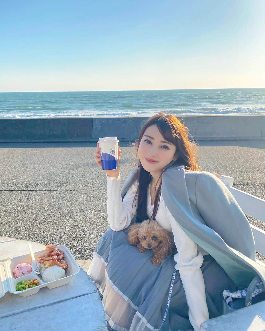 佐倉知里のインスタグラム：「七里ヶ浜♡ . おしゃれモーニングするぞー🥰 と意気込んでたけど もちろん！起きられなくて遅めのランチ(◦︎˙-˙◦︎)🍽 . billsテラス閉まってて 近くのお店に🌴🐶 . オシャレな子達が沢山並んでて 実は有名なお店みたい♡ . Lunch boxはもう完全にHawaii🦐 . . 次はおしゃれモーニングするぞ...!!!!! . . . #pacificdrivein#鎌倉#七里ヶ浜」