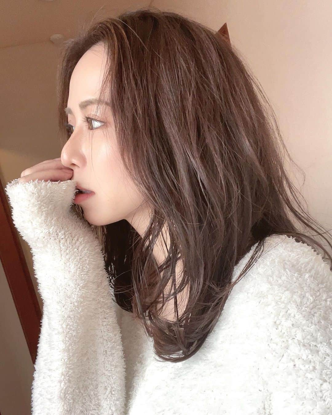 sakiさんのインスタグラム写真 - (sakiInstagram)「適当なパジャマでも髪がいいから 良く見える(？) このくらいの長さ良いかも！ 巻き方を勉強しないとな〜 . . #ミディアムヘア #ミディアムヘアー  #ブリーチなしグレージュ#モテカラー #ベージュアッシュ#ベージュカラー#ミルクティーグレージュ#ミルクティーアッシュ#アッシュベージュ#アッシュグレージュ#グレージュカラー#オリーブベージュ#オリーブグレージュ#愛されヘア#ストレートヘア #ヘアカラートレンド #ヘアカラーアッシュ #ヘアカラーベージュ #外国人風カラー #二児の母 #二児のママ #二人育児」2月2日 21時41分 - saki_0806