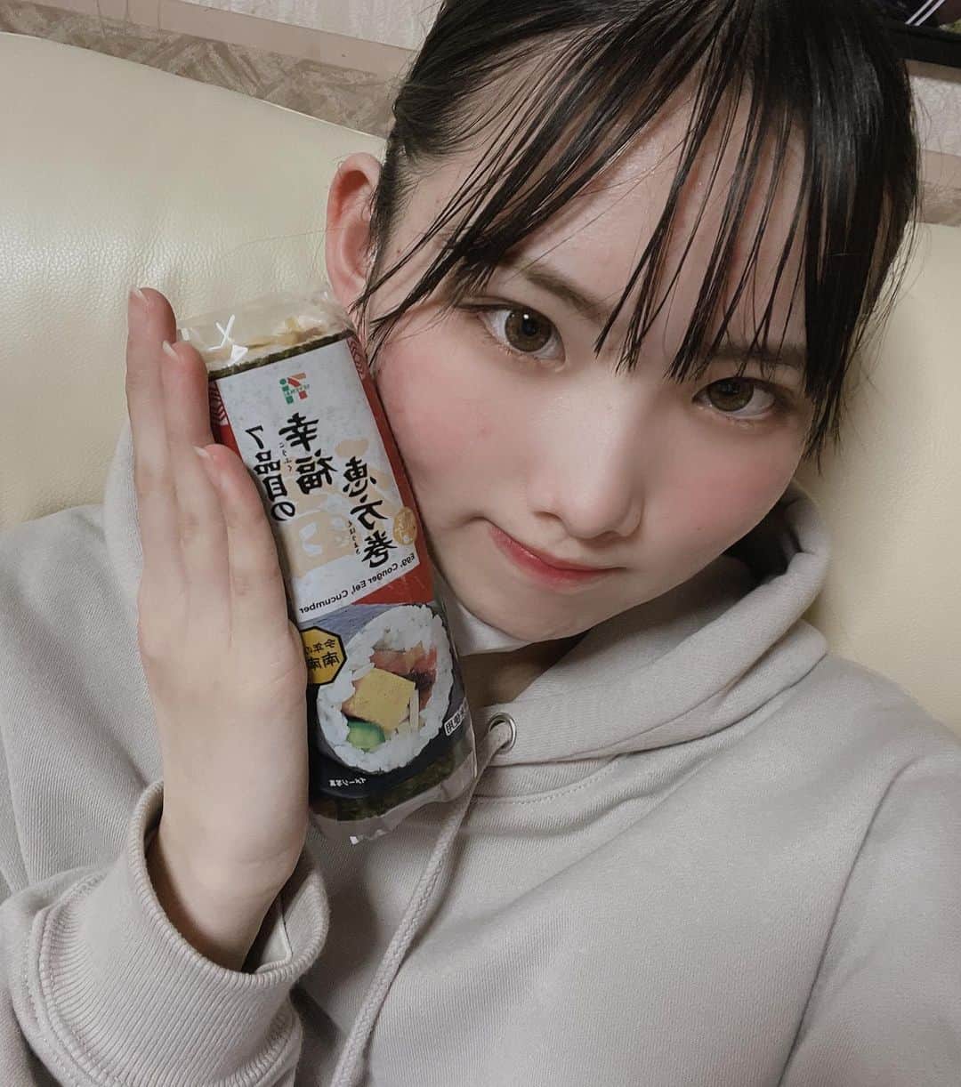 中野みやびのインスタグラム：「恵方巻き  #恵方巻き #巻 #食べ物 #節分 #豆まき #セブン #コンビニ #ぴえん #お手ごろ #very #good #中野みやび #みやび」