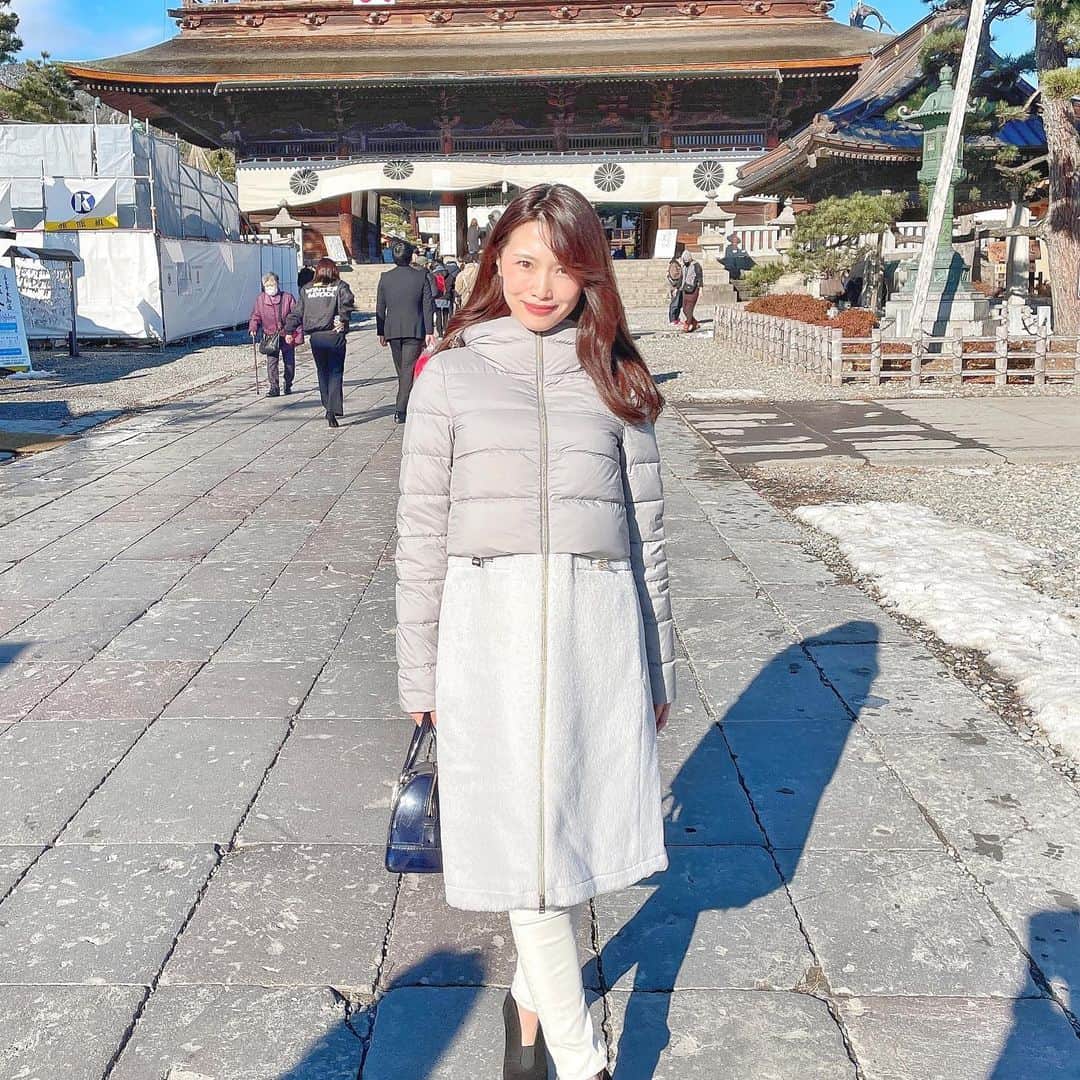 のインスタグラム：「I went to Zenkoji for "Hatsumode" . I've wanted this puffyjacket for 3years so I got it finally🥰  初詣は善光寺にいったよ🥰 3年越しで欲しかったエストネーション×ヘルノのダウンやっと買った❤️  切り替えでおしゃれだし、内側もダウンだからあったかい🥰  Puffyjacket: @herno @estnation_jp  Bottoms: @uniqlo  Bag: @furla  Shues : @kanematsu_official   #herno #estnation #ootd #今日の服　#puffyjacket #ダウン　#ダウンジャケット #ユニクロ #エストネーション　#ヘルノ　#銀座かねまつ #フルラ　#furla #善光寺　#長野　#nagano #長野モデル　#長野県モデル #zenkoji #code #me #likeforlikes #lfl #いいね返し #instagood #フォロワー増やしたい #フォロワー募集中　 #candybag #初詣」