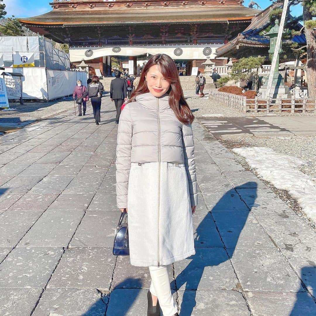 ちゃぴたんのインスタグラム：「I went to Zenkoji for "Hatsumode" . I've wanted this puffyjacket for 3years so I got it finally🥰  初詣は善光寺にいったよ🥰 3年越しで欲しかったエストネーション×ヘルノのダウンやっと買った❤️  切り替えでおしゃれだし、内側もダウンだからあったかい🥰  Puffyjacket: @herno @estnation_jp  Bottoms: @uniqlo  Bag: @furla  Shues : @kanematsu_official   #herno #estnation #ootd #今日の服　#puffyjacket #ダウン　#ダウンジャケット #ユニクロ #エストネーション　#ヘルノ　#銀座かねまつ #フルラ　#furla #善光寺　#長野　#nagano #長野モデル　#長野県モデル #zenkoji #code #me #likeforlikes #lfl #いいね返し #instagood #フォロワー増やしたい #フォロワー募集中　 #candybag #初詣」