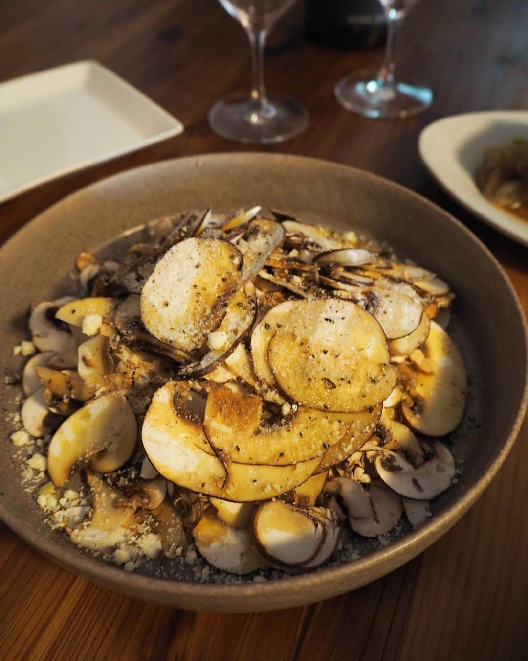 吉野千穂さんのインスタグラム写真 - (吉野千穂Instagram)「千穂飯🌿 千穂飯の定番『マッシュルームサラダ』  この日はオリーブオイル、塩、ブラックペッパー、粉チーズで簡単シンプルに。マッシュルームの香りがたまらなく美味しいのです☺️  マッシュルームはとにかく薄切りにするのがポイント。 切れてるのか切れてないのかわからないくらいの幅で包丁を動かしてます。  最近、葉物野菜が高いのでそんな時はきのこに頼る🍄 * * #マッシュルーム#マッシュルームサラダ#サラダ#サラダレシピ#きのこサラダ#ワイン#ワインのある暮らし#ワインに合う料理#簡単レシピ#作り置き#作り置きレシピ#常備菜#千穂飯#管理栄養士ごはん#管理栄養士#吉野千穂#おうちごはん#毎日ごはん#朝ごはん#お昼ごはん#晩ごはん#今日のごはん#おうち居酒屋#おつまみ#おつまみレシピ#フードスタイリスト」2月2日 21時52分 - chiho_yoshino