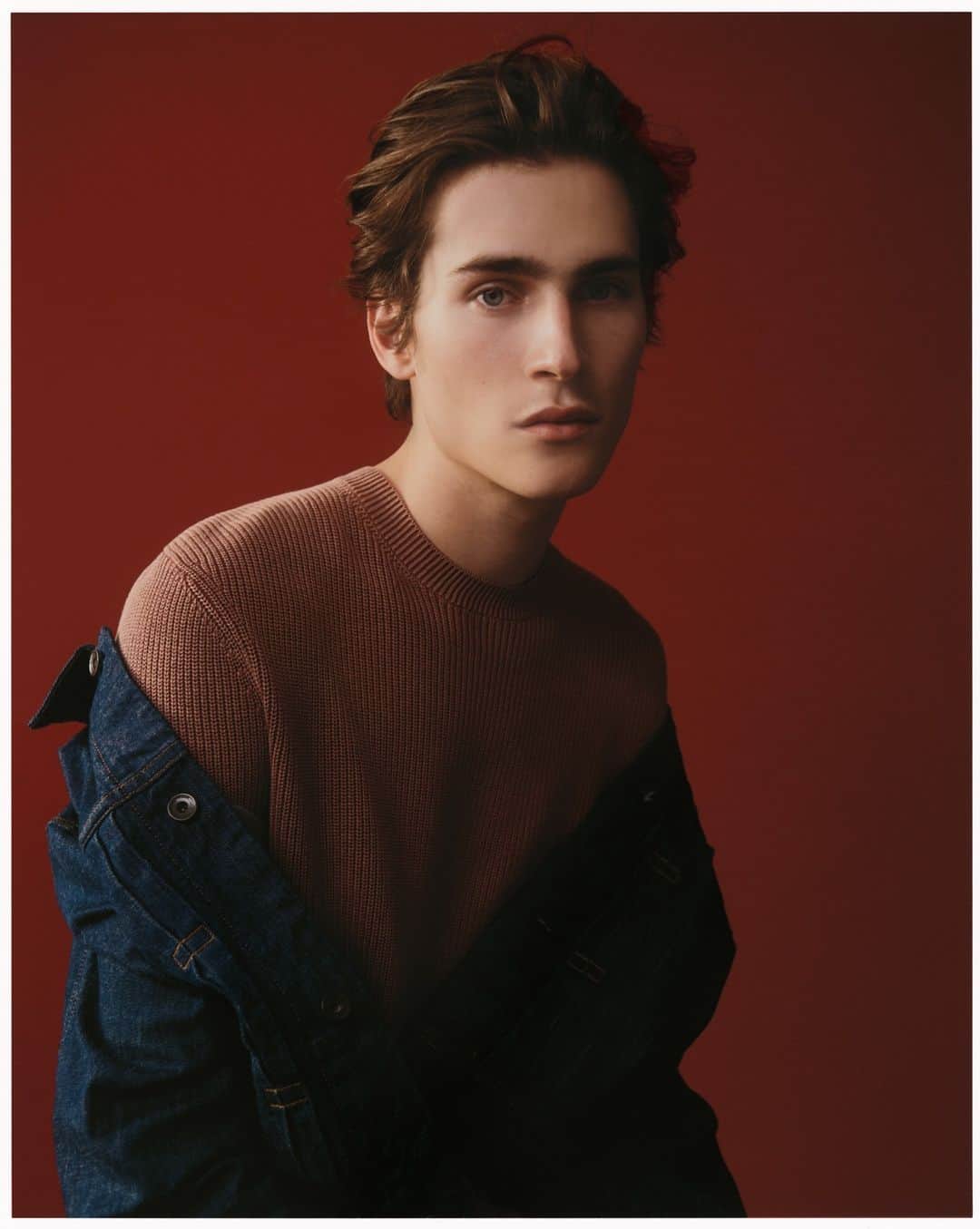 ラグ&ボーンのインスタグラム：「Show some skin. Or at least a little bit of your sweater. New men’s organic cotton and cashmere knitwear just landed.」