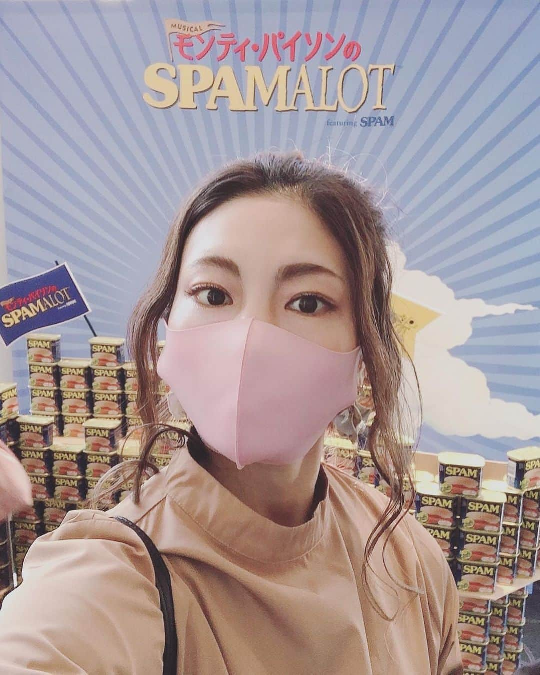 SAYUKIさんのインスタグラム写真 - (SAYUKIInstagram)「舞台「モンティ・パイソンのSPAMALOT」観てきました。脚本演出　福田雄一、主演　山田孝之のコンビで送るミュージカルの四作目。もちろん、笑いしかありません😂　観ていて気持ちが良いくらい派手で明るい舞台セットに、ふざける気満々の役者たちがこれでもかとアドリブを仕掛けてきます。途中巻き込まれる観客もいるかも！？歌と踊りと笑いと音楽と。明るく笑えるって最高です🙌🏻👑✨ 東京公演は2月14日まで。その後、大阪と福岡での公演もありますので、お近くにお住まいの方はぜひ笑って免疫力高めてください😂👍🏻  #モンティパイソン  #山田孝之　#賀来賢人  #福田雄一　#ミュージカル　#spamalot」2月2日 21時46分 - sayukisvoice