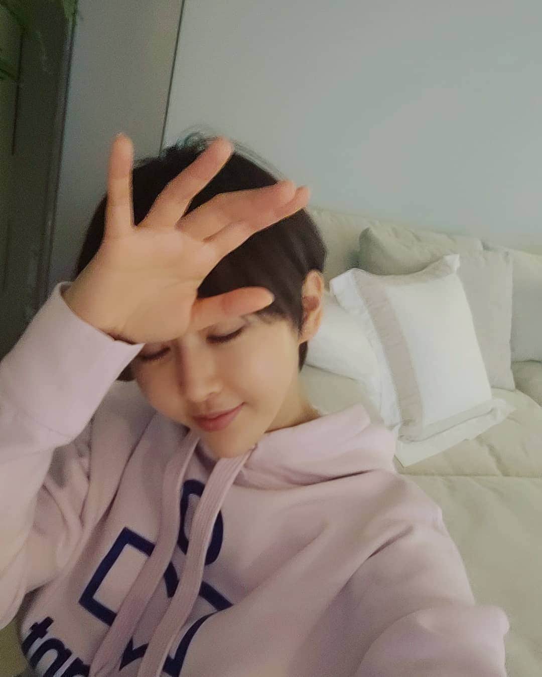 ハニョンさんのインスタグラム写真 - (ハニョンInstagram)「굿나잇~~ 오늘도 고생했어요~~❤ 새벽에 일어났더니 하루종일 비몽사몽~~😝이제좀 자볼까~~~」2月2日 21時49分 - han_young123
