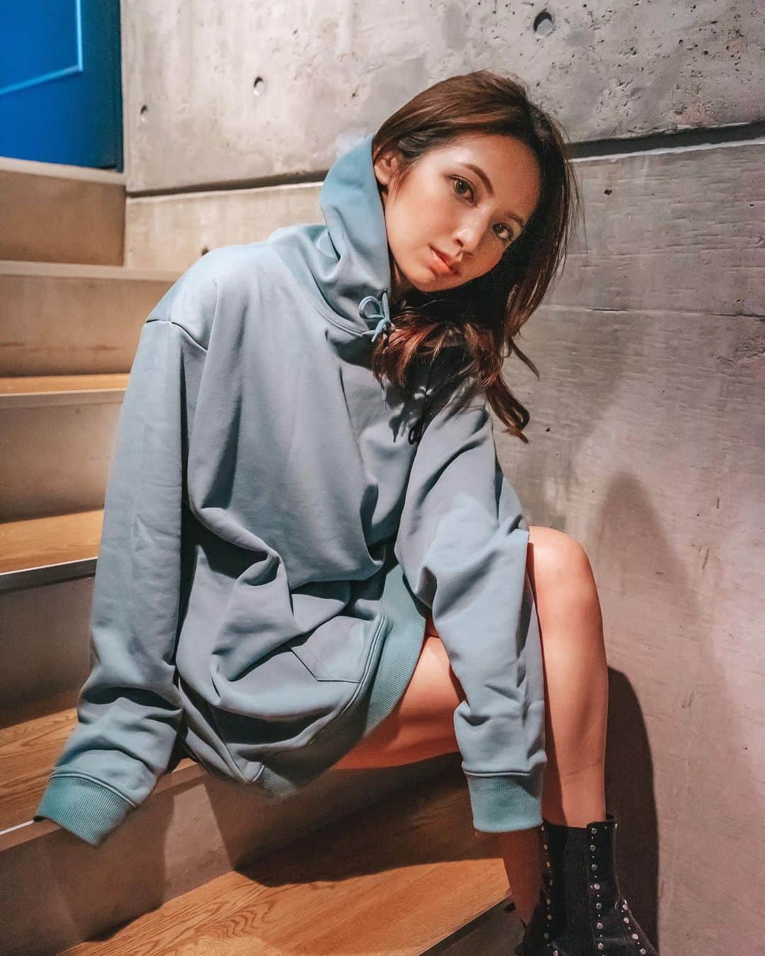 のインスタグラム：「最近よく着てる褒められパーカー🙆‍♀️  色味も、生地の感じも好きなんだけど、 有名グラフィックデザイナーがデザインしていて 話題のブランド @8plejeans のものです👖 バックプリントも可愛いの🙏  私はXLサイズを着用。 今なら全品50%OFFで買えるみたい🤭 私ももう一着くらいゲットしようかな♡  #ootd #ootdfashion #8plejeans #パーカー #パーカー女子 #私服 #ストリート #ストリート系女子 #パーカーコーデ #pr #happy #コーデ #今日のコーデ」