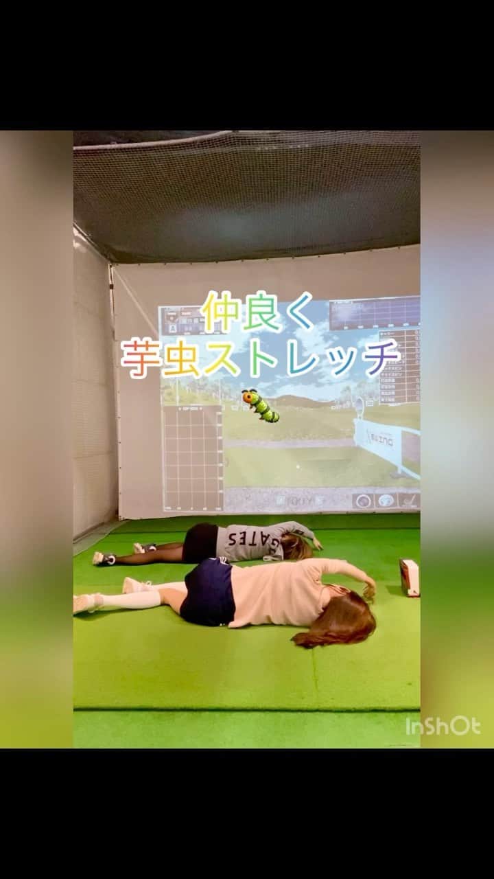 mimiのインスタグラム：「練習の前は準備運動から〜♬ 芋虫ストレッチ伝授しました🐛 肩の周りをほぐして！ ナイススイング目指してえいえいおー💗 @golfer_natsu  #ゴルフ練習  #ゴルフ女子  #ゴルフ男子  #ゴルフ好きと繋がりたい  #ゴルフ初心者  #ゴルフコーデ #東京ゴルフガールズ」