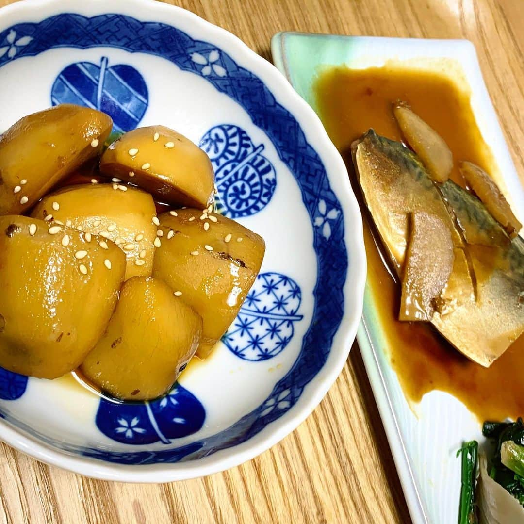 小田飛鳥さんのインスタグラム写真 - (小田飛鳥Instagram)「#お節もいいけどカレーもね から始まり、ルーから手作りシチュー 最近は #里芋の煮っころがし や #ほうれん草の胡麻和え にハマりよく作ります❤︎ 出来るだけ青魚を食べたり、お鍋もお野菜を多めに、パスタも米粉にしたり、……年相応に気を付けようと思いますがお肉は脂身が好きだし、ラーメンは二郎系がイイです #小料理飛鳥 #手料理 #自炊 #cooking」2月2日 21時51分 - asuka_oda_0320