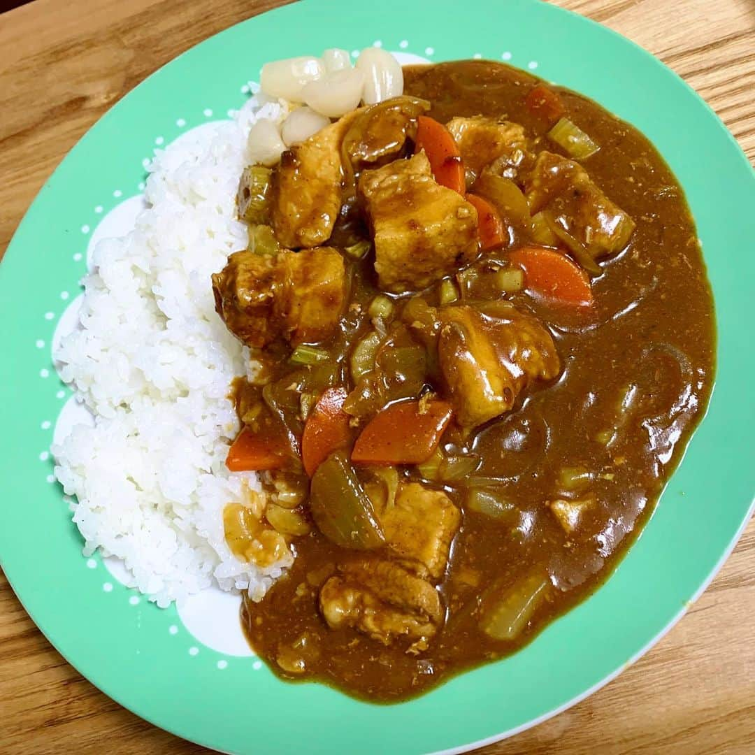 小田飛鳥のインスタグラム：「#お節もいいけどカレーもね から始まり、ルーから手作りシチュー 最近は #里芋の煮っころがし や #ほうれん草の胡麻和え にハマりよく作ります❤︎ 出来るだけ青魚を食べたり、お鍋もお野菜を多めに、パスタも米粉にしたり、……年相応に気を付けようと思いますがお肉は脂身が好きだし、ラーメンは二郎系がイイです #小料理飛鳥 #手料理 #自炊 #cooking」