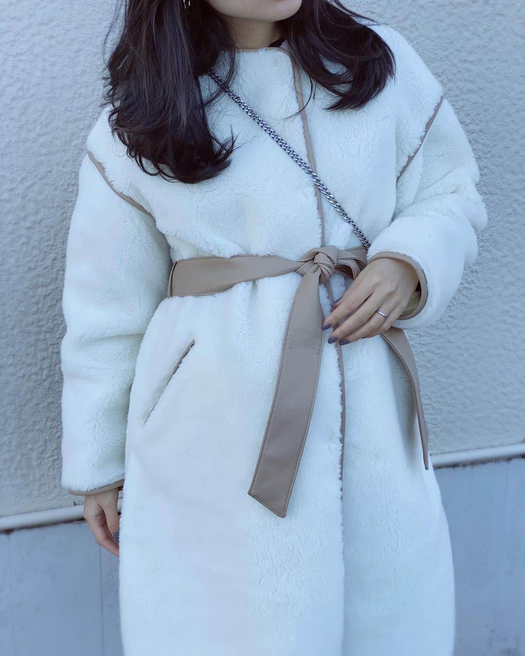 吉田愛璃のインスタグラム：「. . ボアコートウエストマークしたら着ぐるみ感wwww シルエットがもろドナルドだったwww  #妊婦コーデ #妊婦あるある #ぷんにーらいふ #ボアコート #白だから余計な　 #鏡に映った自分に笑う　#妊娠9ヶ月」
