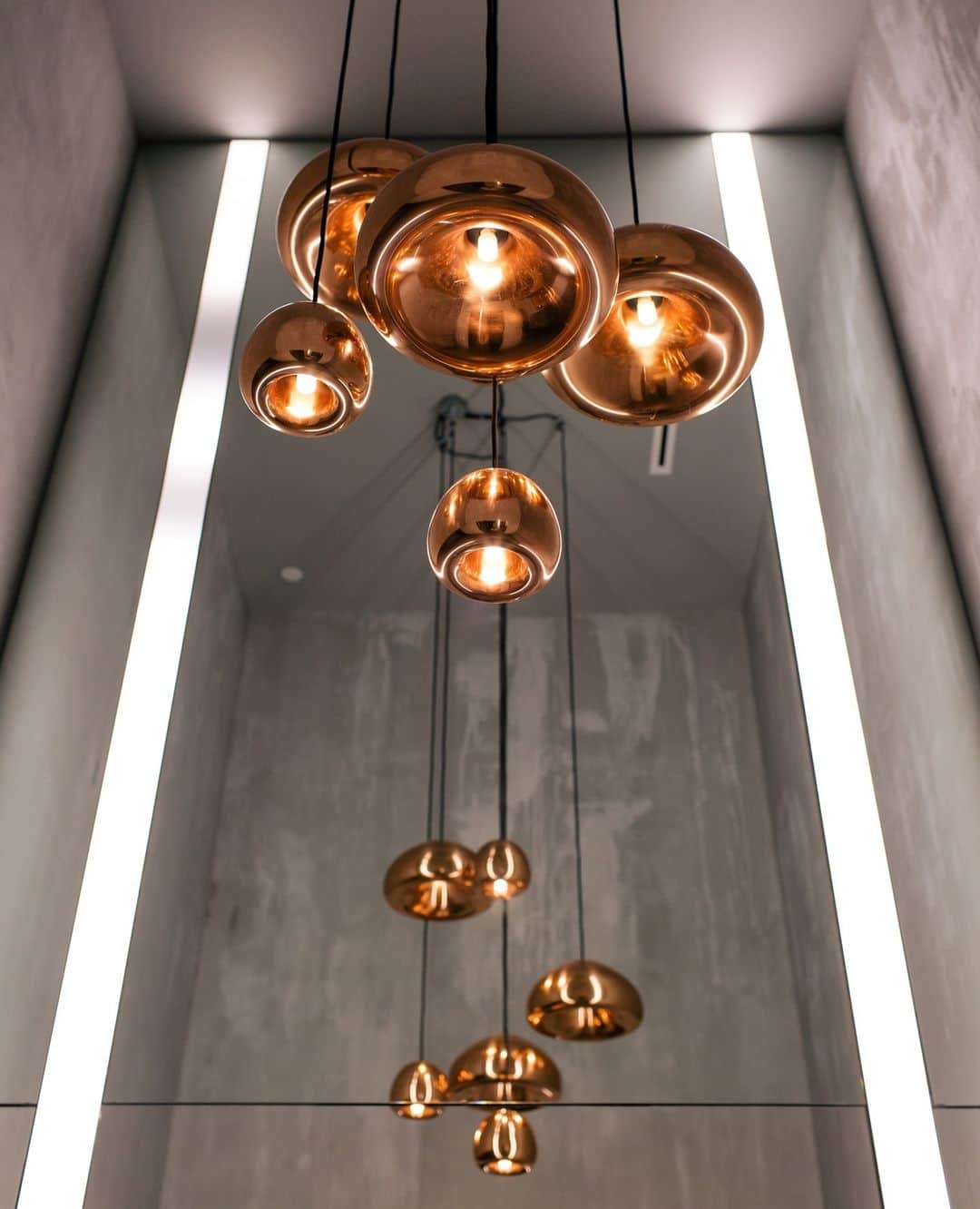 トム ディクソンのインスタグラム：「A cluster of copper VOID pendants.⁠ ⁠ Semi-precious metals are pressed, spun and brazed into double‑walled shades. The result is a high-shine reflectivity and bold finish. ⁠ ⁠」