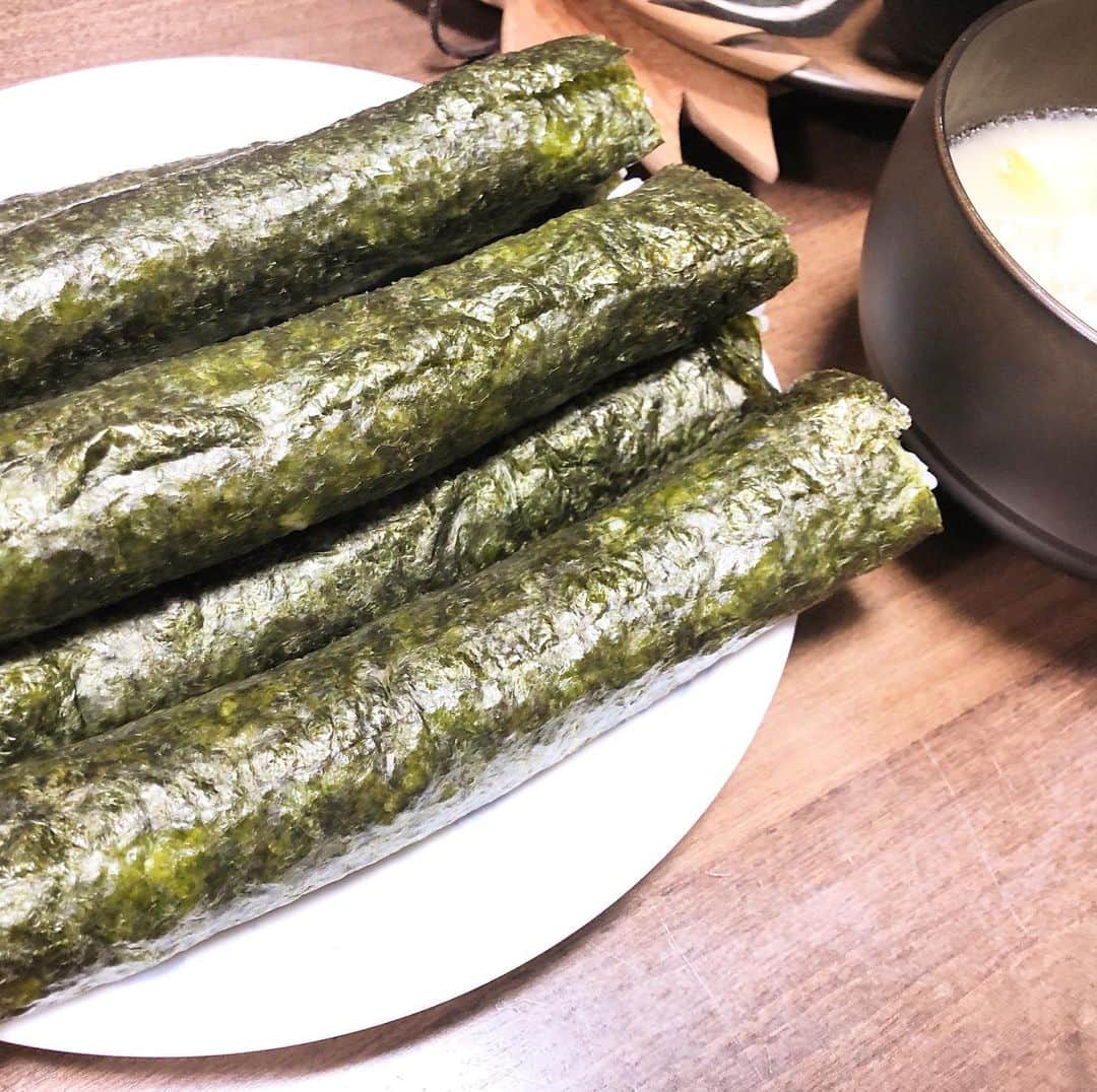 がっちゃんのインスタグラム：「恵方巻を細く巻いたら、イベントだから1本は無言で南南東に向かって食べようってことになり、2本目を食べながらそれぞれの願い事を聞くと、 がっちゃんは  「世界中の人の幸せを願ったよ。」 と。 いつでも広い心のがっちゃんから多くのことを学ぶ小さい心の母は、子供たちの幸せを願いました。  がっちゃんは 「自分の願い事は願うものじゃない。願うだけじゃ叶わない。努力だから。」 と。  どうか、がっちゃんの願いが叶いますように✨  Peace in the world.  #節分 #恵方巻 #peace #peaceful」