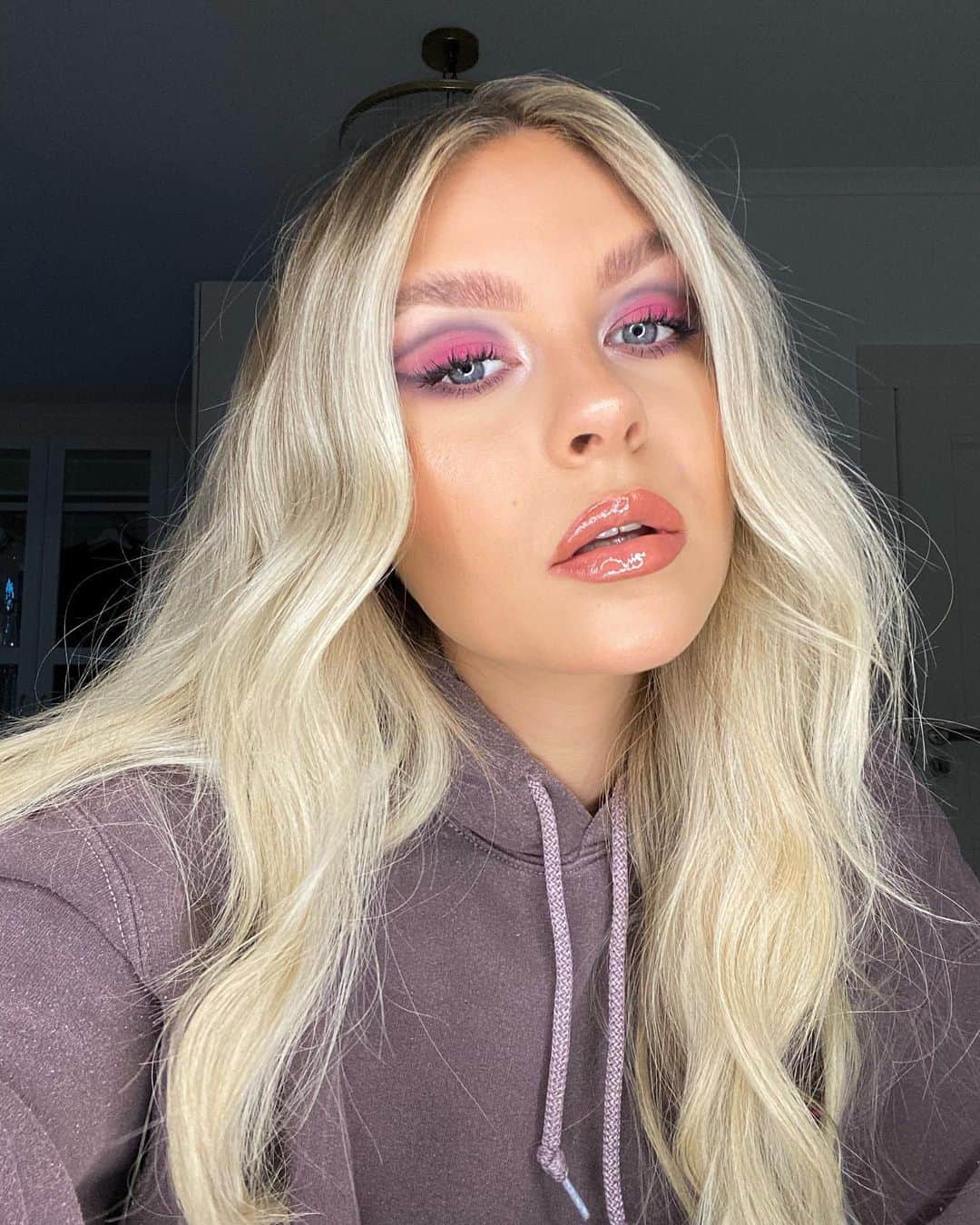 Dagi Beeのインスタグラム：「Lasset die Diskussionen über mein Make-up und wie viel kg ich auf meinem Gesicht trage beginnen 👆🏼 from the bottom of my heart — I don‘t give a f*ck 🖤」