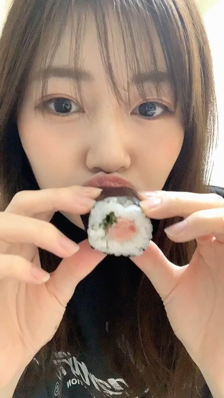 杉浦みずきのインスタグラム：「なう！！！👹 鬼滅の節分 ・ ・ #南南東 #豆まき #節分 毎年方角見て黙って食べ切ります 豆まきもします いつもは鬼役は母ですが、今年は友達😂」