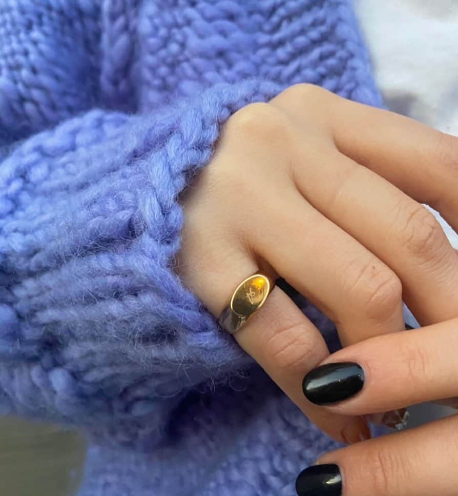 彩ステファニーのインスタグラム：「さりげないけど、 こういう指輪可愛い💍 わたしはイニシャルを入れました。 @gray____accessories」
