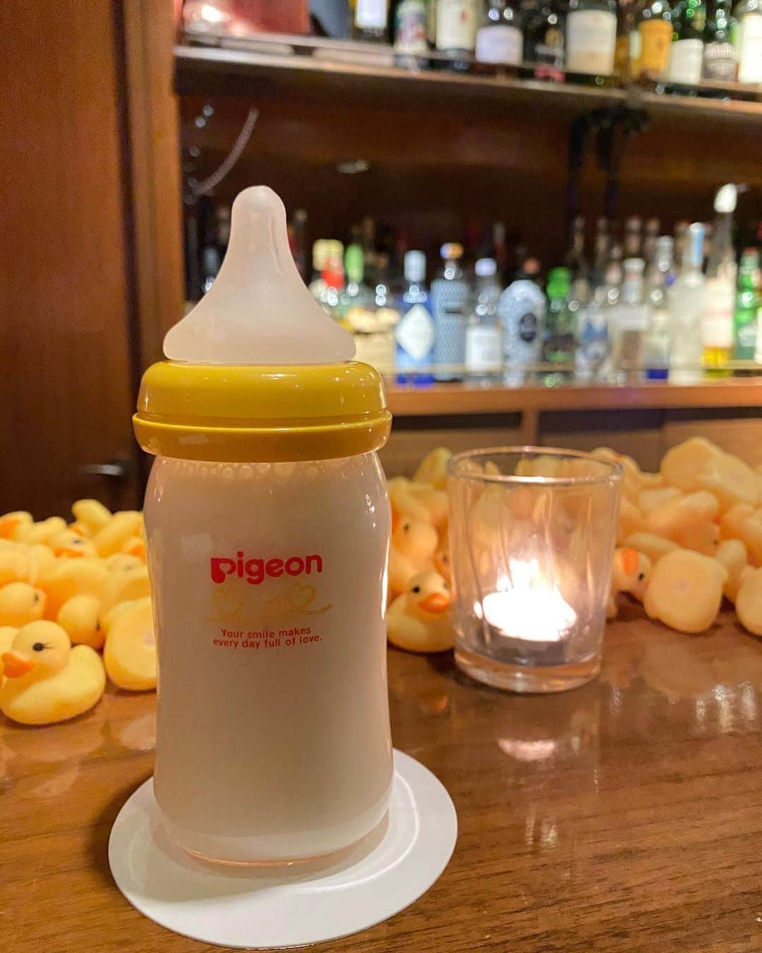 はるさんのインスタグラム写真 - (はるInstagram)「⑅∙˚﻿⋆﻿ 池袋の CRAFT COCKTAIL TOKYO へ🍸 創作カクテルが可愛いし美味しい❤︎ * ✔︎黒すぎるフローズンブルーベリー🫐 ✔︎アヒルの湖🐥 ✔︎ベビーボトルカクテル🍼 ✔︎バブルバブル💙 ✔︎お手元に茶室🍵 * クラウドファンディング実施中↓ https://camp-fire.jp/projects/view/356030 * * #池袋バー #池袋bar #池袋グルメ #池袋ディナー #池袋デート #クラフトカクテル #クラフトカクテル池袋店 #craftcocktail #バー活 #craftcocktailtokyo #カクテル #cocktail #バー #bar」2月2日 21時54分 - harurun1216