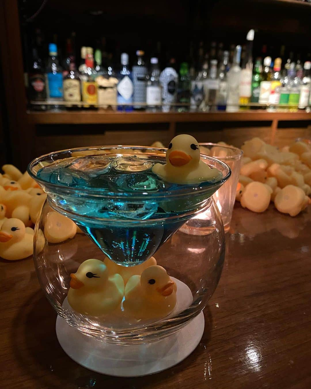 はるさんのインスタグラム写真 - (はるInstagram)「⑅∙˚﻿⋆﻿ 池袋の CRAFT COCKTAIL TOKYO へ🍸 創作カクテルが可愛いし美味しい❤︎ * ✔︎黒すぎるフローズンブルーベリー🫐 ✔︎アヒルの湖🐥 ✔︎ベビーボトルカクテル🍼 ✔︎バブルバブル💙 ✔︎お手元に茶室🍵 * クラウドファンディング実施中↓ https://camp-fire.jp/projects/view/356030 * * #池袋バー #池袋bar #池袋グルメ #池袋ディナー #池袋デート #クラフトカクテル #クラフトカクテル池袋店 #craftcocktail #バー活 #craftcocktailtokyo #カクテル #cocktail #バー #bar」2月2日 21時54分 - harurun1216