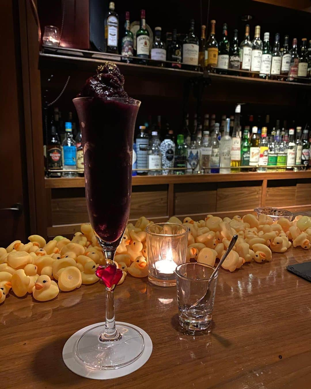 はるさんのインスタグラム写真 - (はるInstagram)「⑅∙˚﻿⋆﻿ 池袋の CRAFT COCKTAIL TOKYO へ🍸 創作カクテルが可愛いし美味しい❤︎ * ✔︎黒すぎるフローズンブルーベリー🫐 ✔︎アヒルの湖🐥 ✔︎ベビーボトルカクテル🍼 ✔︎バブルバブル💙 ✔︎お手元に茶室🍵 * クラウドファンディング実施中↓ https://camp-fire.jp/projects/view/356030 * * #池袋バー #池袋bar #池袋グルメ #池袋ディナー #池袋デート #クラフトカクテル #クラフトカクテル池袋店 #craftcocktail #バー活 #craftcocktailtokyo #カクテル #cocktail #バー #bar」2月2日 21時54分 - harurun1216