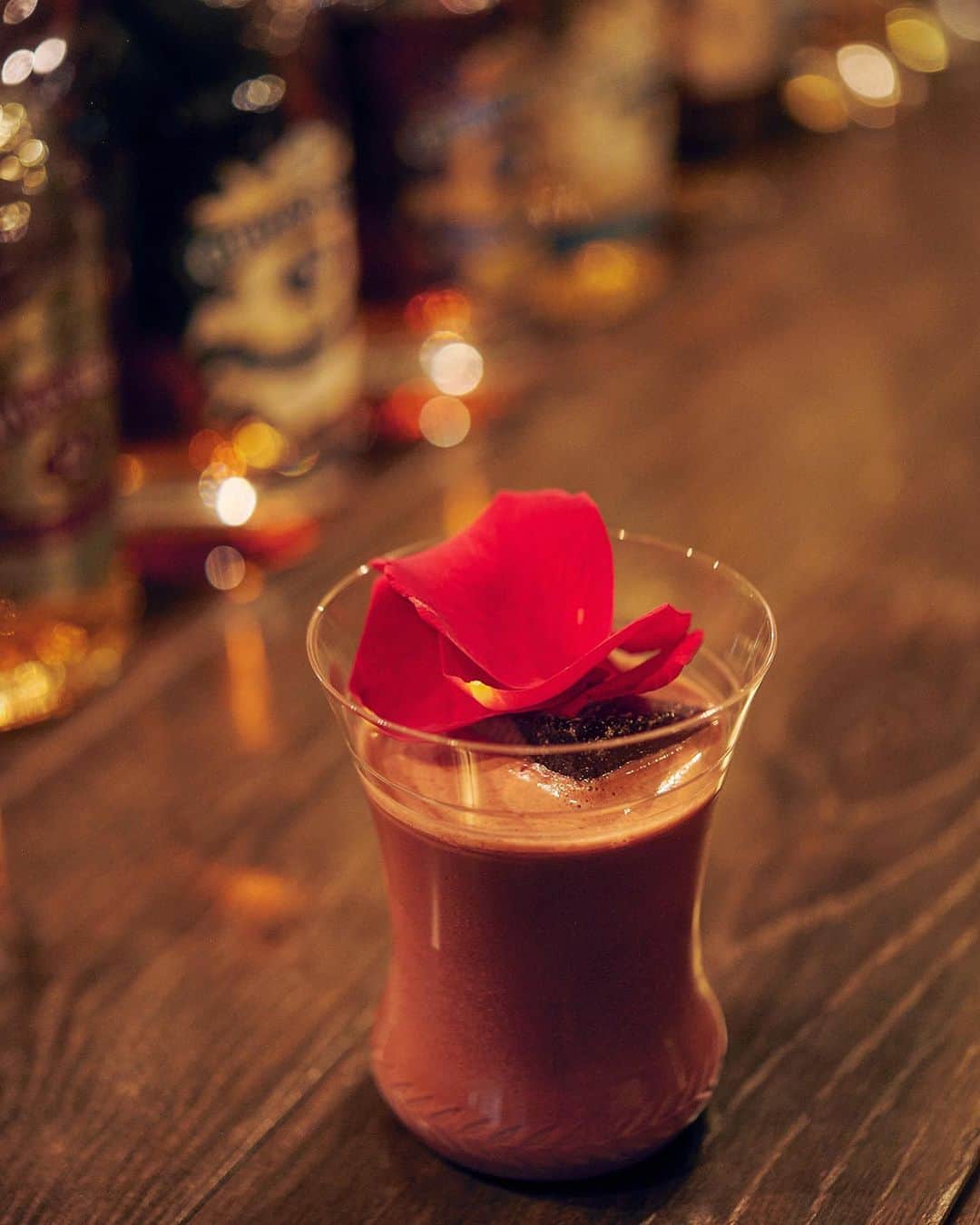 Hanako公式さんのインスタグラム写真 - (Hanako公式Instagram)「このお店で、この一杯﻿🍸  📍〈bar＆chocolate CACAOTAIL〉／門前仲町  「チョコレートローズ」1,500円🍫🌹 自家製のチョコレートにローズウォーターとカルバドスなどを合わせた華やかな1杯。贅沢に飾られた食用バラが気持ちを上げてくれる。  扉を開けた途端に漂う、甘い香り。アンティーク調の棚に飾られた美しいチョコレート。壁には、ホットチョコレートを運ぶ中世の女性が描かれた肖像画。チョコレートブティックにも思えるここは、“bar＆chocolate”をコンセプトにしたバーです。「チョコレートを食べる瞬間って幸せですよね。お酒は愚痴を言いながらもあるけど、チョコレートはハッピーなイメージしかない。働く人やお母さんなど、忙しい方にこの1枚、1杯で幸せな時間になっていただけたらいいなと思っています」と、オーナーでバーテンダーの萩原さん。  〈bar＆chocolateCACAOTAIL〉 ■東京都江東区門前仲町1-14-8 下田ビル1F　 ■03-6381-8495 ■[月〜木・日・祝]18:00〜0:00、[金・土・祝前日]18:00〜02:00 ※緊急事態宣言中（2月7日まで）は休業。 ※状況に応じて営業時間が変更になります。  ✍️児島麻理子の「TOKYO、会いに行きたいバーテンダー」 お酒業界での広報歴11年。児島麻理子が注目の若手実力派バーテンダーをクローズアップ。日々進化を遂げる話題のバー情報をキャッチしつつ、気軽な楽しみ方をお伝えします。  #Hanako #Hanako_magazine #バー巡り #東京バー #チョコカクテル #CACAOTAIL  #お酒レシピ #チョコ好き #ひとり呑み #せんべろ #おすすめ酒 #おつまみ部 #門前仲町 #児島麻里子 #photoby_oouchikaori」2月2日 21時57分 - hanako_magazine