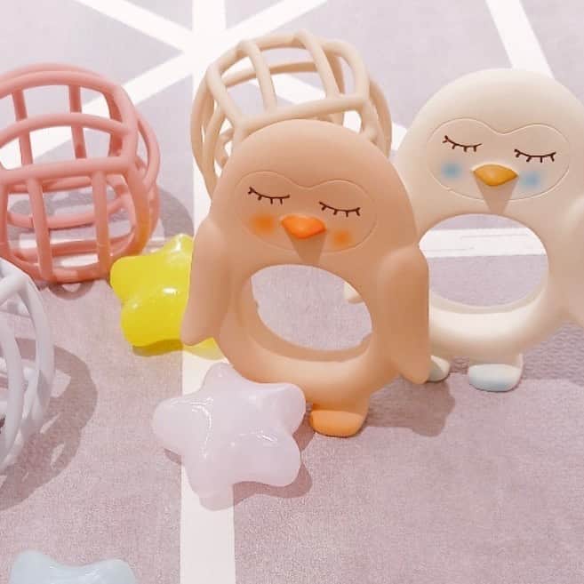 blossom39_officialのインスタグラム：「. 北欧デンマーク発のブランド、OYOY mini（オイオイミニ）の可愛い歯固めです。  天然ゴム100%で、化学物質を使用せず自然由来の素材でできているので、赤ちゃんがお口に入れても安心です。 程よい弾力で歯の生えはじめのムズムズを防いでくれます。  オリジナルのBOX入りで、プレゼントにもオススメです。  #blossom39 #ブロッサム39 #oyoylivingdesign #oyoymini  #北欧インテリア #デンマークデザイン #歯固め #はがため #teether #ティーサー #ギフト #gift #赤ちゃんのいる生活」