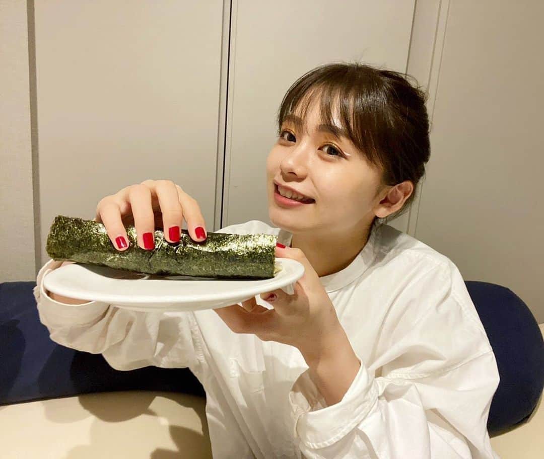 足立佳奈のインスタグラム：「黙って恵方巻たべれました。 願い事が叶うみたいで、、。  今夜0時から 新曲「まちぼうけ」配信スタートです！  なので、新曲のお願い事をしました。 沢山の方に、しっかり届きますように。って。☺️☺️  よろしくお願いします！！  #新曲 #まちぼうけ #2月3日配信スタート #今夜0時からだよー！！！」