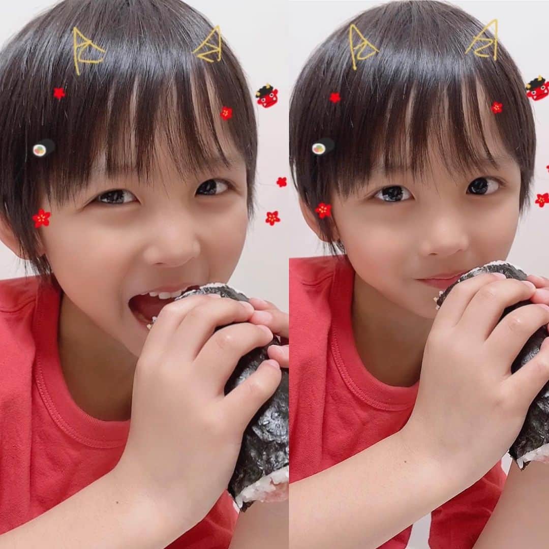 ひかるのインスタグラム：「#節分 👹 #恵方巻き 🍣 . 今年は泣かないで鬼退治できたって！！ 泣いてた女の子を慰めてあげられたって！！！ そうちゃんは女の子を守らなきゃなんだーーーーって何日も前から意気込んでいたんです🤭 . ☞3枚目🥺🥺♡きゅん . 最近頑張ればいいことあるって学んだsouくん☀️ 『福は自分で手に入れるんだよね！！』といきなり🤣 た！の！も！し！い！！ 頼んだぞよ😏‼️✨ . . . 2枚目🍰 食後にプレゼント企画でいただいた手作りのチーズケーキ🎁✨ souはすごい勢いで半分たいらげてました！笑 なめらかぁぁぁああでとっても美味しかったです♥ チーズケーキ好きにはたまらない @souldaikon さんのギャラリー🍰🤤 販売開始されてもお世話になります❤️ . . . #2月2日 #👹 #チーズケーキマニア #チーズケーキ大好き  #手作りチーズケーキ」