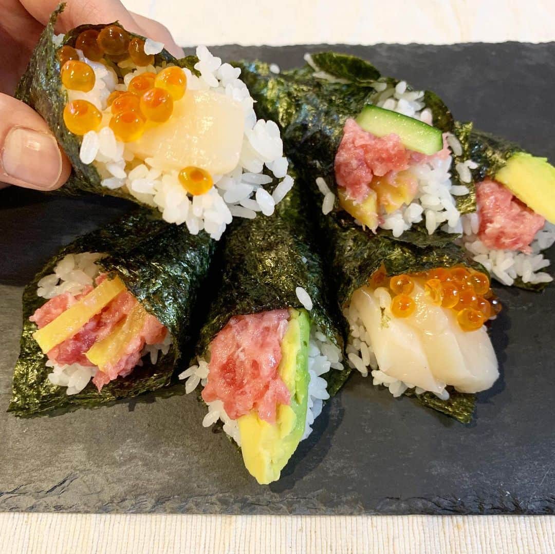 シュネルのインスタグラム：「恵方巻きじゃなくて手巻き寿司を作りました！  手巻き寿司でも方角向いて無言で食べれば気持ち的には一緒だよね笑  具の内容は 帆立、いくら アボカド、マグロたたき マグロたたき、たくあん マグロたたき、たくあん、胡瓜  の4種類作りました！  皆さんはどんな恵方巻き食べましたか？  #food #料理 #おうちごはん #節分 #シュネルキッチン」