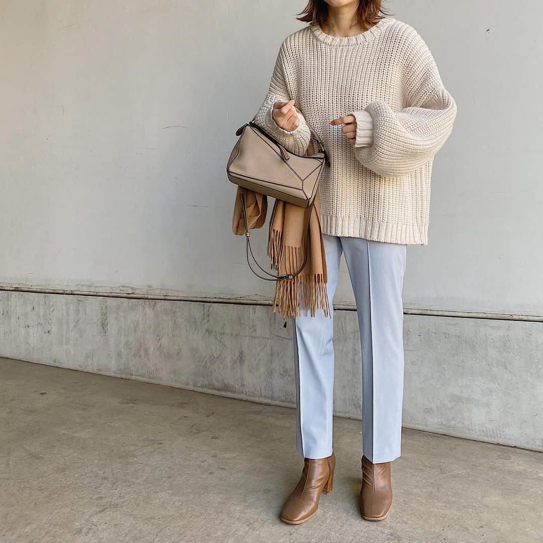 acco.mamaさんのインスタグラム写真 - (acco.mamaInstagram)「⠀ ⠀ 𝚠𝚑𝚒𝚝𝚎 × 𝚋𝚕𝚞𝚎 ⠀ UNIQLO #スマートアンクルパンツ  ライトブルー ⠀ 今回は袖ぽわん白ニット合わせ🤍 ⠀ キッズケータイに興奮しすぎたのか 発熱した息子｡｡｡𓀿 夕方には咳も出てきて これ3日は休むパターン 親子そろってカラダ弱すぎるー𓅟 ⠀ knit #antiqua pants #UNIQLO bag #LOEWE shawl #macocca  boots #tukn ⠀」2月2日 22時06分 - acco.mama