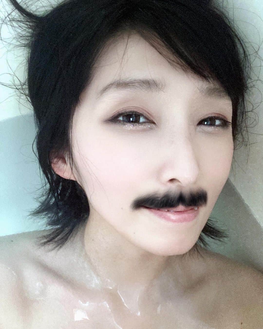 小明のインスタグラム：「2月7日にニポポ✖️小明の無観客配信イベントがあります🙌 18時からなのでぜひチェックしてね👆💻🍻  https://www.loft-prj.co.jp/schedule/rockcafe/168153」