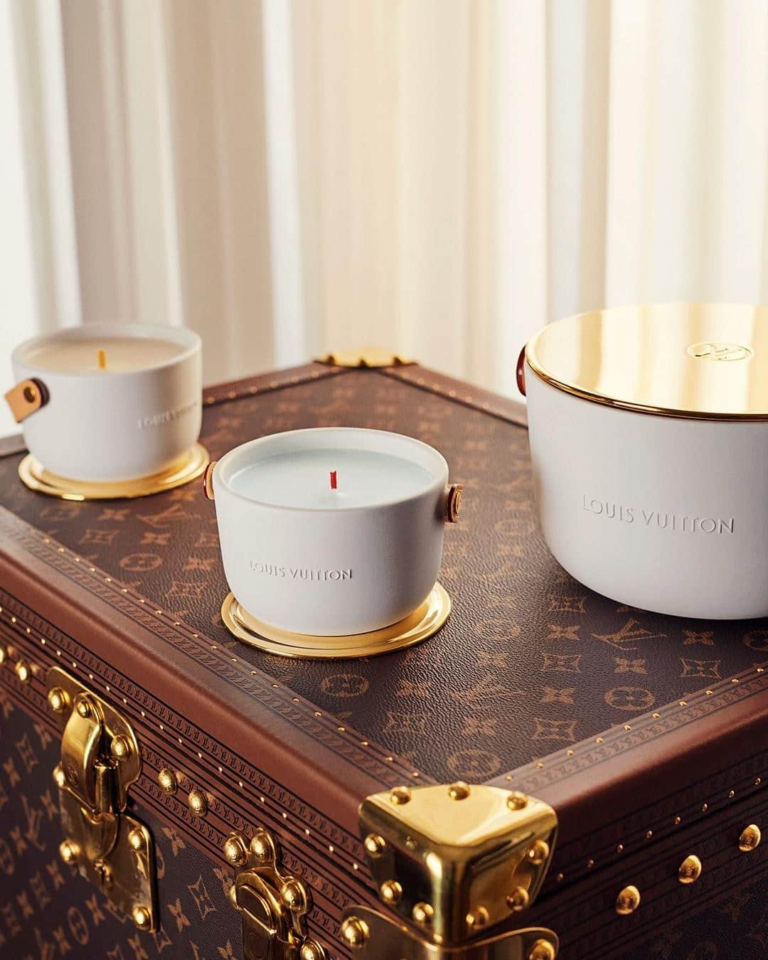 ルイ・ヴィトンさんのインスタグラム写真 - (ルイ・ヴィトンInstagram)「Take flight. Savor an imaginary getaway right at home with one of #LouisVuitton’s perfumed candles. Discover the collection of fragrances for the home and other gift ideas via link in bio.」2月2日 22時12分 - louisvuitton