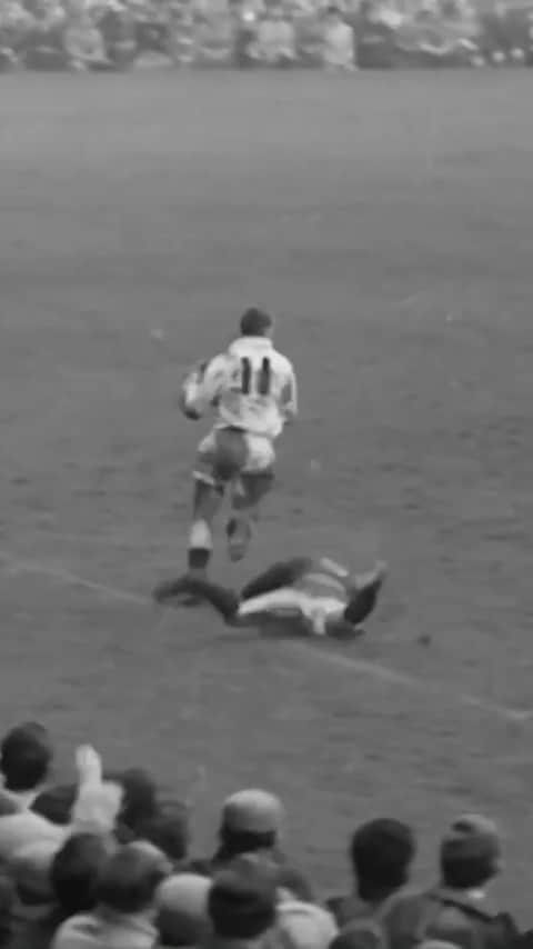 ラグビーイングランド代表のインスタグラム：「A #CalcuttaCup classic 🌹 @ellisgenge enjoyed this one from 1965 🏴󠁧󠁢󠁥󠁮󠁧󠁿🏴󠁧󠁢󠁳󠁣󠁴󠁿 #EnglandRugby150  #rugby #twickenham #ENGvSCO #history #sport」