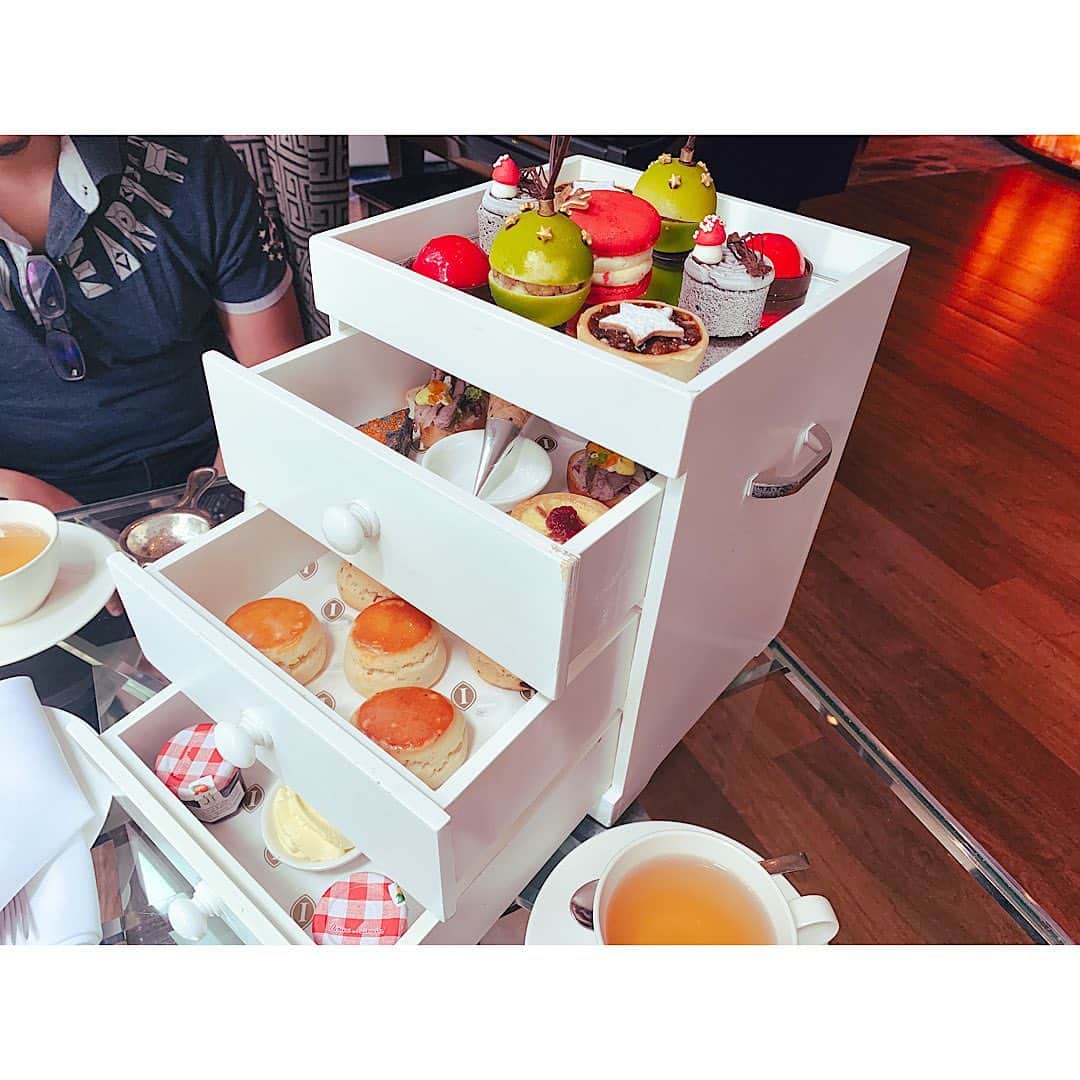 sunaさんのインスタグラム写真 - (sunaInstagram)「. We tried afternoon tea at Intercontinental hotel.  Actually this is first experience in my life.   my recommendation is scones,  it's little sweet and so delicious❤  人生で初めてのアフタヌーンティー🫖 こういうの幸せな気分になるよね。スコーンうまうまっ！  #tabijyomap_japan#タビジョ #ハヤリタビ#funtotrip#旅工房  #旅#旅ジェニック #タビジョと繋がりたい #おうちで旅行気分#tabippo#旅工房#tabichill#ここにitta#タビジェニ #海外旅行#海外旅行好きと繋がりたい#女子旅#anaタビキブン #knt感旅#クアラルンプール#travel_channel#travelphotography#旅行好きな人と繋がりたい #海外旅行好きな人と繋がりたい#joytb#rakutentravel#私と世界遺産#海外旅行のstw#malaysia」2月2日 22時14分 - sofia_muslimjapan