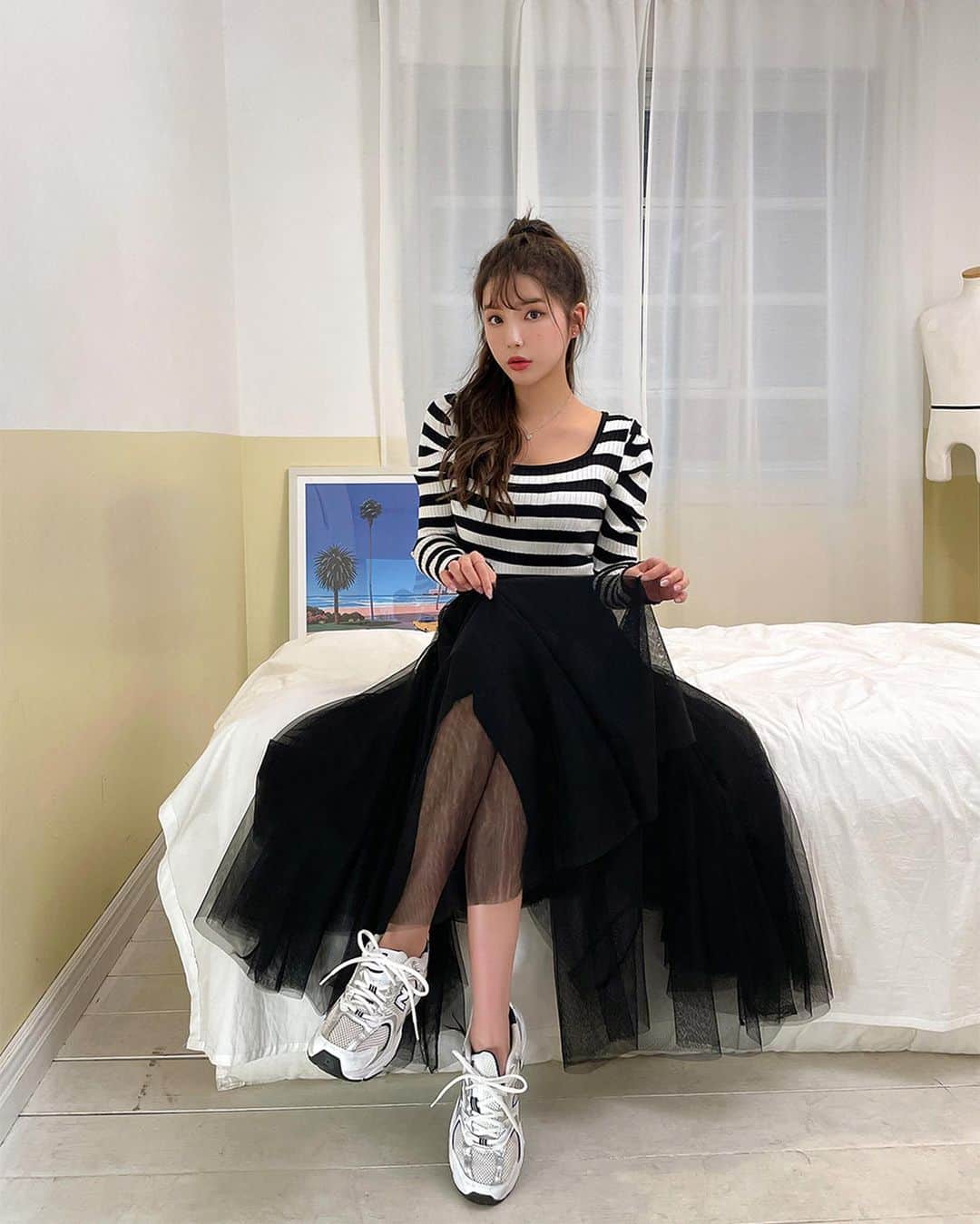 Chuuのインスタグラム：「지금부터 봄,가을 함께하기 좋은  슬림핏 골지 니트 업로드 완료❣️  스퀘어넥 디자인이 쇄골라인을 여리여리하게 표현해주고  퍼프 셔링 슬리브가 숄더라인을 예쁘게 잡아줘  세련되고 엣지있는 실루엣으로 멋스럽게 착용 가능한 상품이에요!  무엇보다 퀄리티에 비해 가격이 너무 착해서  두 컬러 이상 소장하시는 것을 적극 추천드리구요 :D  스커트와 매치해 여성스러운 분위기부터  청바지와 캐주얼하게 등 하의에 따라  다양한 분위기를 연출해줘 꼭 소장하셨으면 해요🤗 #chuu #chuuseoul  #lovely_daily_look_chuu」