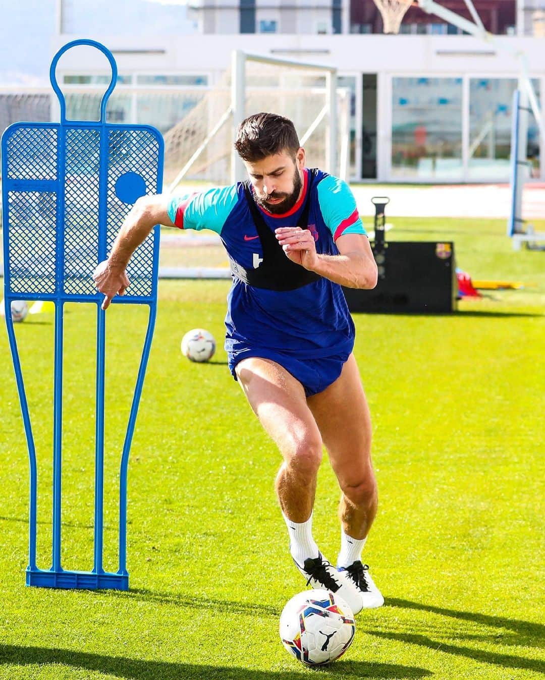 FCバルセロナさんのインスタグラム写真 - (FCバルセロナInstagram)「What a way to celebrate your birthday! 🎁 💪 🔥 @3gerardpique continues with his recovery at the Ciutat Esportiva! ¡Sin descanso! (aunque sea su cumpleaños 😉) Força Gerard, i per molts anys! 🥳」2月2日 22時16分 - fcbarcelona