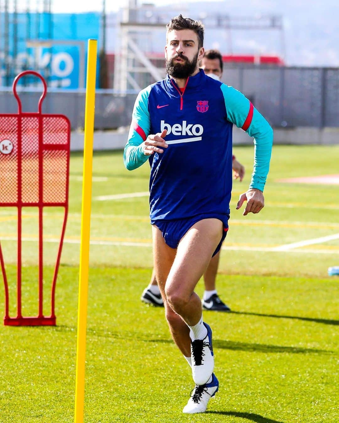 FCバルセロナさんのインスタグラム写真 - (FCバルセロナInstagram)「What a way to celebrate your birthday! 🎁 💪 🔥 @3gerardpique continues with his recovery at the Ciutat Esportiva! ¡Sin descanso! (aunque sea su cumpleaños 😉) Força Gerard, i per molts anys! 🥳」2月2日 22時16分 - fcbarcelona