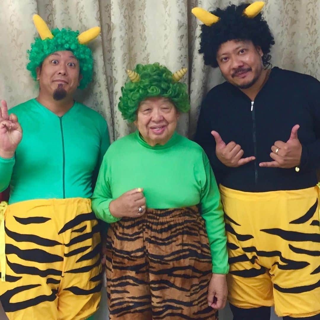 のインスタグラム：「本家、雷さま降臨‼︎ ⚡️  高木さんが、鬼、雷さまなら絶対ウチに招き入れてしまうな…⚡️🙏⚡️  パンツのクオリティの差は言うまでもなく⚡️w  また雲の上でセッションしたいです😘🤙🌴🔥🙏⚡️  #repost @bootakagi85 via @PhotoAroundApp  今日は節分。毎年豊川稲荷で豆まきなのですが、今年は中止。自宅で家族と豆まきをしました。写真は数年前にMONGOL800のメンバーと彼らのコンサートに呼んでもらって、ライブをした時のものです。  #高木ブー#bootakagi#ウクレレ#ukulele#mahalo#aloha #MONGOL800#モンパチ #キヨサク#1933ウクレレオールスターズ」