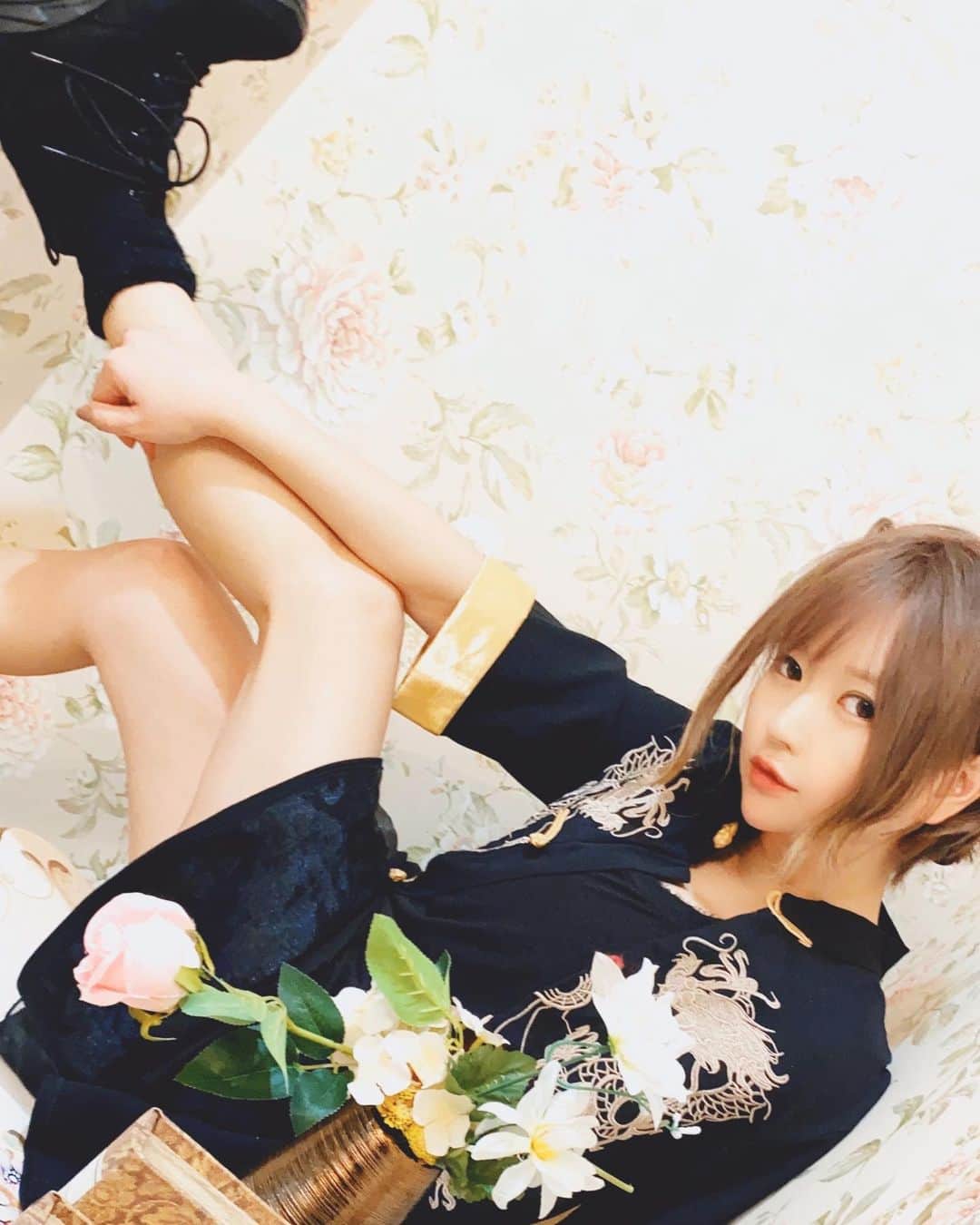 のインスタグラム：「ジャケ写にありそうなポーズなんちって #あゆくま #チャイナ」