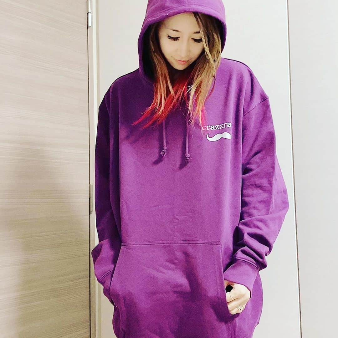 赤崎ティナ（西浦舞由美）のインスタグラム：「#赤崎ティナ #プロデュース#アパレル #crazxrazy #クレイジークレイジー ストック完売😭✨ 完全#受注生産　となります！ #パーカー  model 164センチ・37キロ XXL #オーバーサイズ　が可愛い！ けれどスキニーかダメージが合うかな！と👐✨ ショートパンツならいつも着てるサイズでいいと思います💁‍♀️  サイズ S〜XXL  カラー ブラック ホワイト パープル レッド  お支払い ・銀行振り込み  金額 全サイズ　7000円（税込） ※送料別となります  ご注文はDMから お待ちしています🤲✨  ロゴが暗闇で光ります✨ #新作パーカー#パーカーコーデ#ファッション#パープル#自分らしく生きる #シンプルパーカー #model モデル卒業して、自分でプロデュース出来るのは最高に楽しく嬉しいです！！💫✨ ※全てシンガー赤崎ティナとしてのアパレルなので、オシャレも大切ですが、自分らしく。をとにかくテーマとして置いています。 #シンガーソングライター#クレティナ#ママのダイヤモンド」