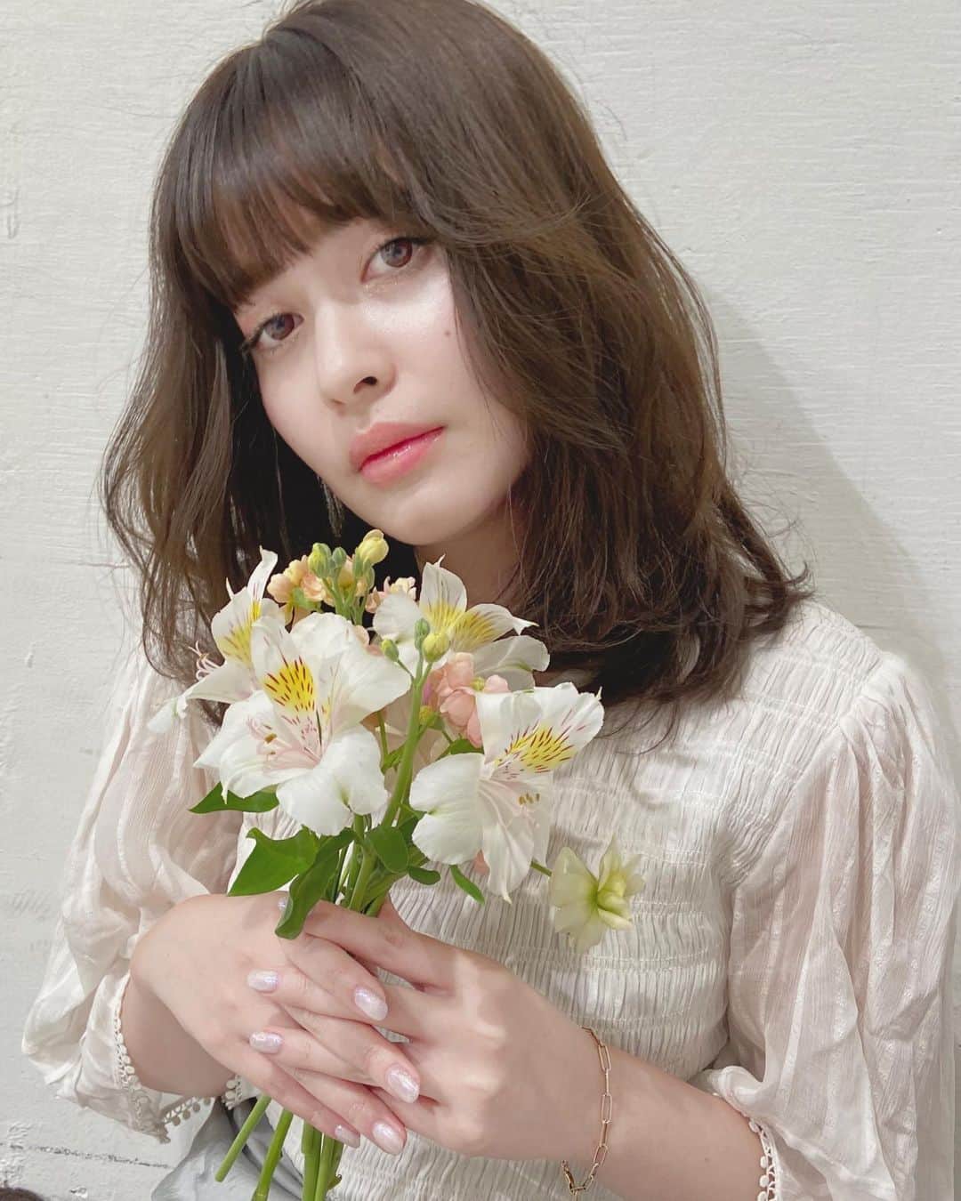 佃加菜のインスタグラム：「ウェットな質感も好きだけど、 今はふわっとシフォンな質感も気分🤍 リバースをゆるく巻いて今っぽく🤍 髪が柔らかく見えるクリーミーベージュ🤍 あけちゃん〜🤍いつもありがとう🕊🤍 @akecharuu 🤍 . .  #SHIMA #代官山 #美容室 #ミディアムヘア #ナチュラル #淡色 ＃淡色女子 #ベージュ #まろやか #ナチュラルレイヤー #シンプルヘア #ゆるふわ巻き #シングルカラー #モテ髪」