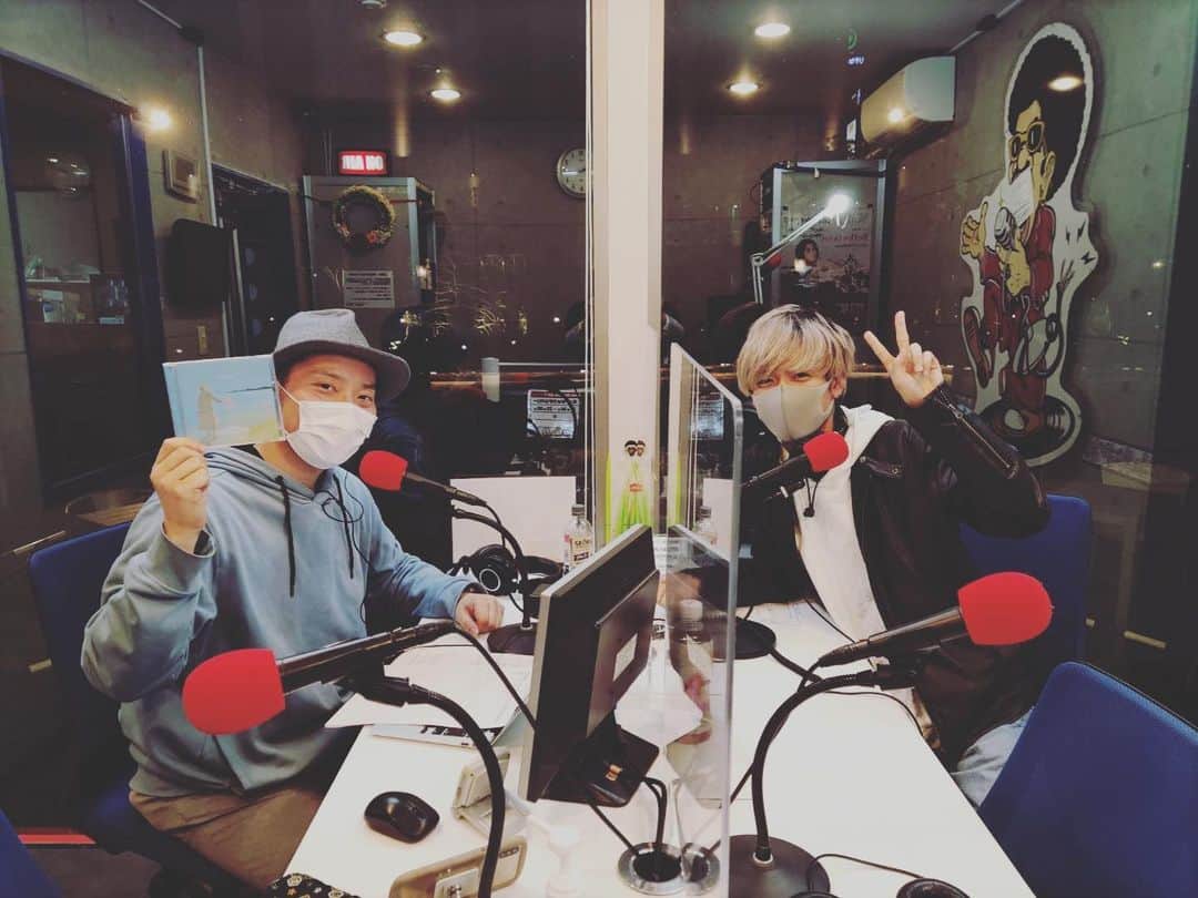 のインスタグラム：「レインボータウンFM「ミュージックデリバリー」、本日はthe quiet roomのボーカル菊池さんが来てくださいました どんな状況でも音楽を届けようという気持ちとその姿勢に頼もしさを感じました 「You e.p.」、元気が出る音源です 是非聴いてツアーにも遊びに行ってみてください イケメンがお待ちしてます  まだ水戸にいた頃のクワルー菊池がすごく頼もしい存在になってて、先輩としてはとても嬉しい放送になりました ありがとうございました 私も頑張ります」