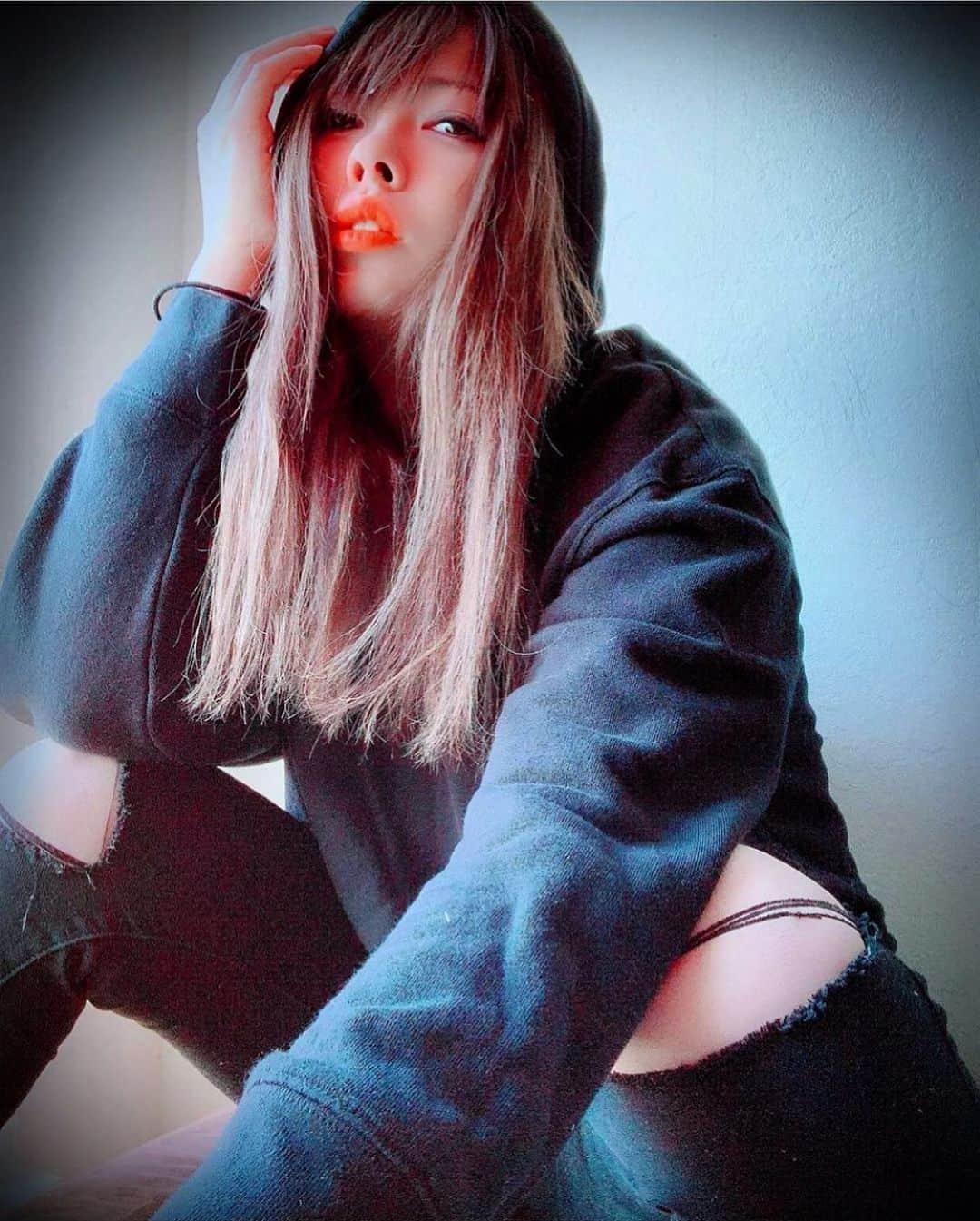 のインスタグラム：「お疲れ様！！うーん。体調悪い。。。 早く寝よう。  全身ユニクロ  @uniqlo_jp   #girl #美男美女と繋がりたい #雰囲気好きな人いいね #uniqlo #黒コーデ #パーカー #fashion#プチプラコーデ #モノトーン  #ギャルメイク #longhair #koreanstyle #hm  #韓国ファッション  #お洒落さんと繋がりたい #black #coolgirl #メンズライク #全身ユニクロ #ユニクロデニム族 #ユニクロコーデ #自撮り女子  #自撮り男子 #カッコいい #instalike #me #モノクロ#boyishgirl #instagood #モード @c.h.a.t.a.13 🇯🇵  @snsmarketjp @vijozukan @bjlove_diary @bijo_zukan @ccbijyogram @bijogram_a_girl @bijohyakka17 @kawaii__hotgirl @ccbijyogram @rea.pro_2 @beauty_cute_photo @love_bestjapan @edit_artpics @special_spot_ @invisible_cool_part @happy_rainbowclub @ap_iapan @ultra_wide_apj @edit_a_cbloggers @lovers_amazing_group @japan_beautiful_days  1.2万フォローありがと🥺」