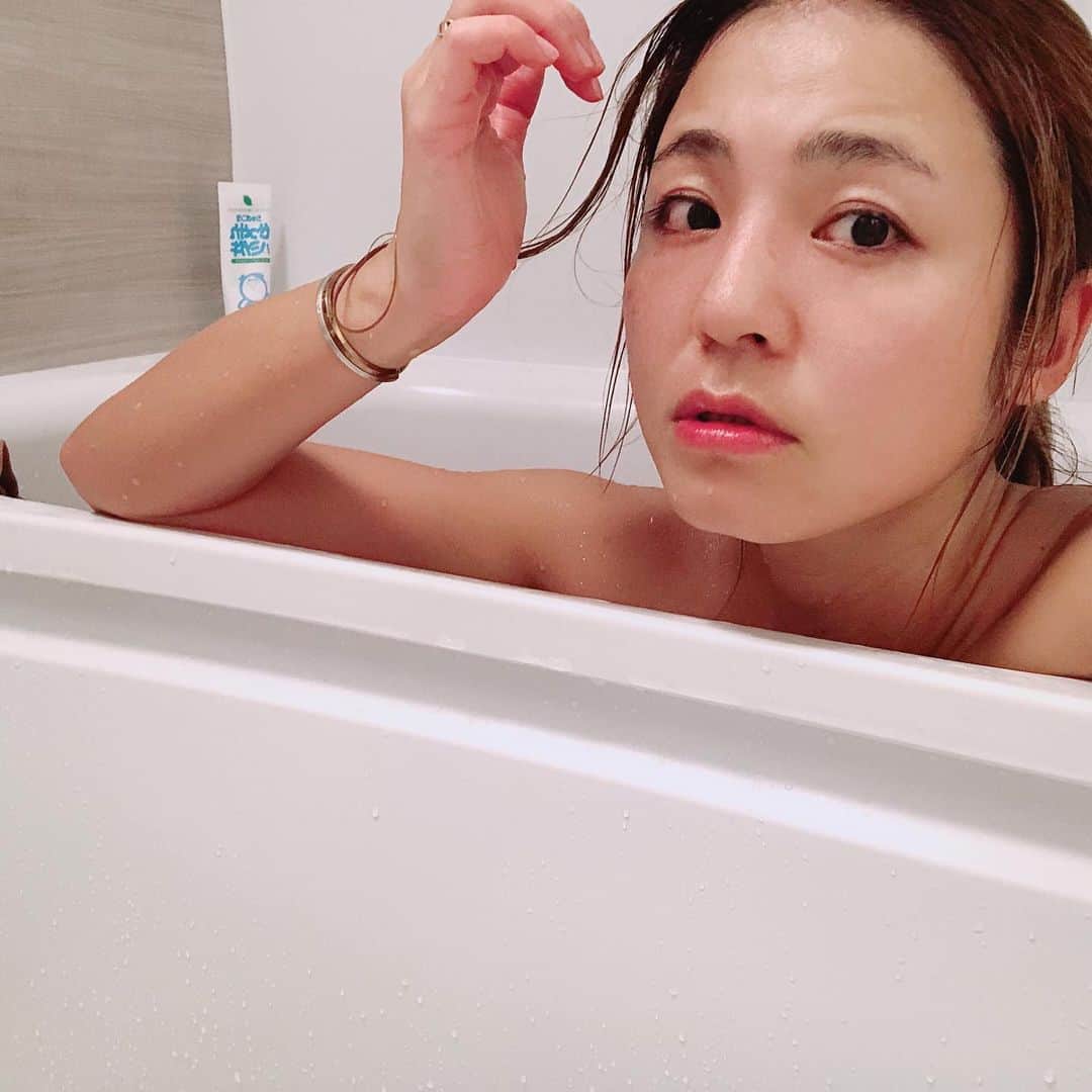 なーみのインスタグラム：「🛁 こんばんは⭐︎ 元気ですか？ 元気があればなんでも出来る✊🏽 。 元気のために 色んなカタチでご自愛しましょ🤲🏼 。 きっと自身に還ってくるよ♡ 。 。 元気があれば なんでもできる🤙🏽 。 愛して 学んで もがいて 悔やんで 気づいて 笑って 繰り返し 。 。 おつかれちゅーちゅーちゅー😗ずでい♡ 。 。 #loveyourself」