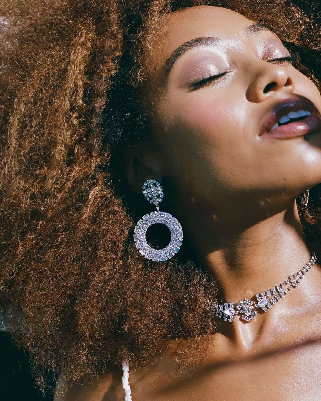 ダニジョーのインスタグラム：「Catching some morning rays ✨ Sharaun in the Blake earrings and Mimosa necklace  #dannijogirls」