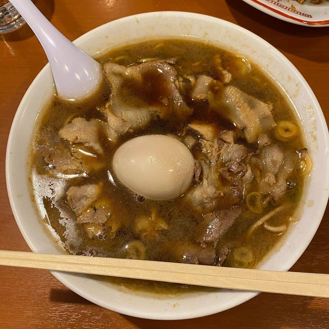 向山毅のインスタグラム：「先月秋田に行く予定がなくなったので秋田が本店のラーメン店へ。やっぱ美味しいな〜♪ #ラーメン #ラーメン好きな人と繋がりたい #秋田 #末廣ラーメン本舗 #高田馬場分店 #こうきのグルメ」