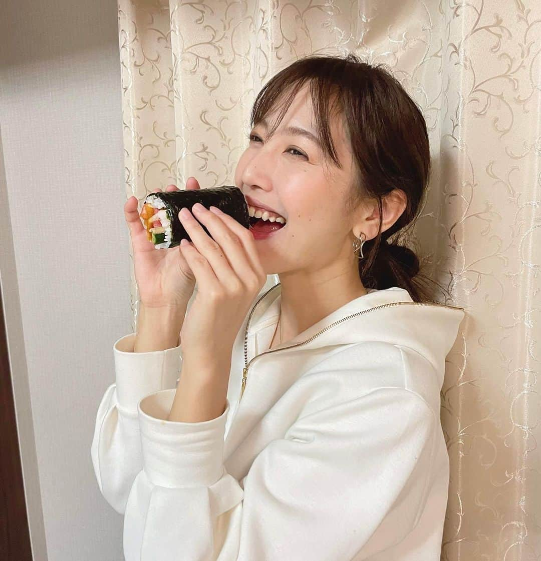 小澤陽子さんのインスタグラム写真 - (小澤陽子Instagram)「𝚒𝚗 𝚙𝚛𝚒𝚟𝚊𝚝𝚎❁  124年ぶりの２月２日の節分👹  恵方巻、南南東に向いていただきました🙏🏻🍣 Yummy😋  #豆GETできず。 #豆まきせず。 #気分だけでも と #枡を掘り出してきました #友人の結婚式でいただいたもの🍶 #節分 #124年ぶりの2月2日の節分 #豆まき #恵方巻　#南南東 #菜の花 #春ですなぁ🌸」2月2日 22時31分 - yoko.ozawa729