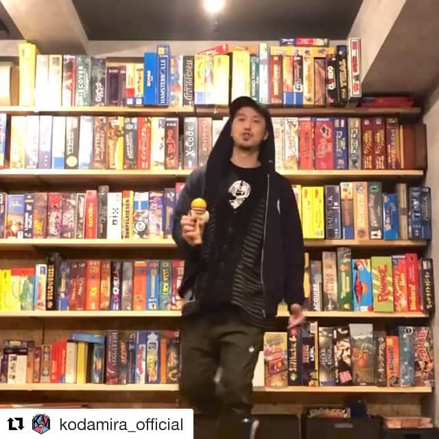 のインスタグラム：「#Repost @kodamira_official with @get_repost ・・・ #28trickslater Day2 Mateo chance! in my office! @zoomadanke  @sweetskendamas  コダミラ生が日替わりで毎日けん玉トリックに挑戦します！  明日はコダミラのお笑いアイドル？ @dama_lily りりか！  今月もけん玉を楽しみましょう！  #28trickslater #sweetskendamas #kodamira #コダミラ  #zoomadanke #kodaman #zawashop #aldies #DBSS #ちょっとマテ男 #明日はコダミラの女マテオ」