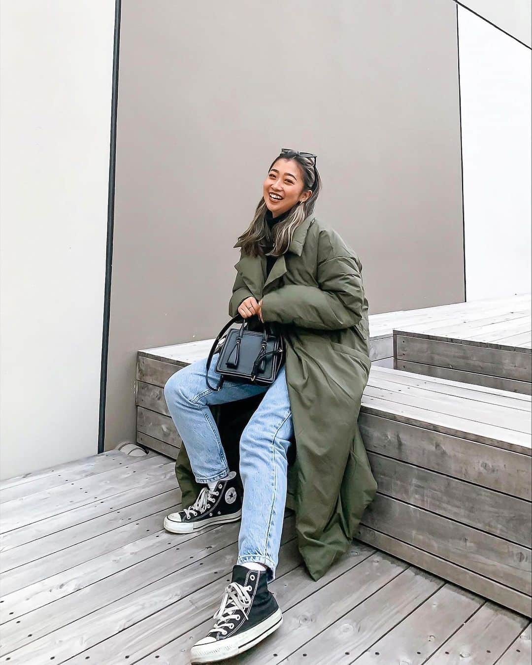 のインスタグラム：「NEW OUTER🦋🤍 ———  outer/ @stradivarius  denim/ @zara  shoes/ @converse  bag/ @zara   #ootd#outfit#fashion#instafashion#zara#zarawoman#tb#ザラジョ#海外ファッション#海外コーデ#冬コーデ」