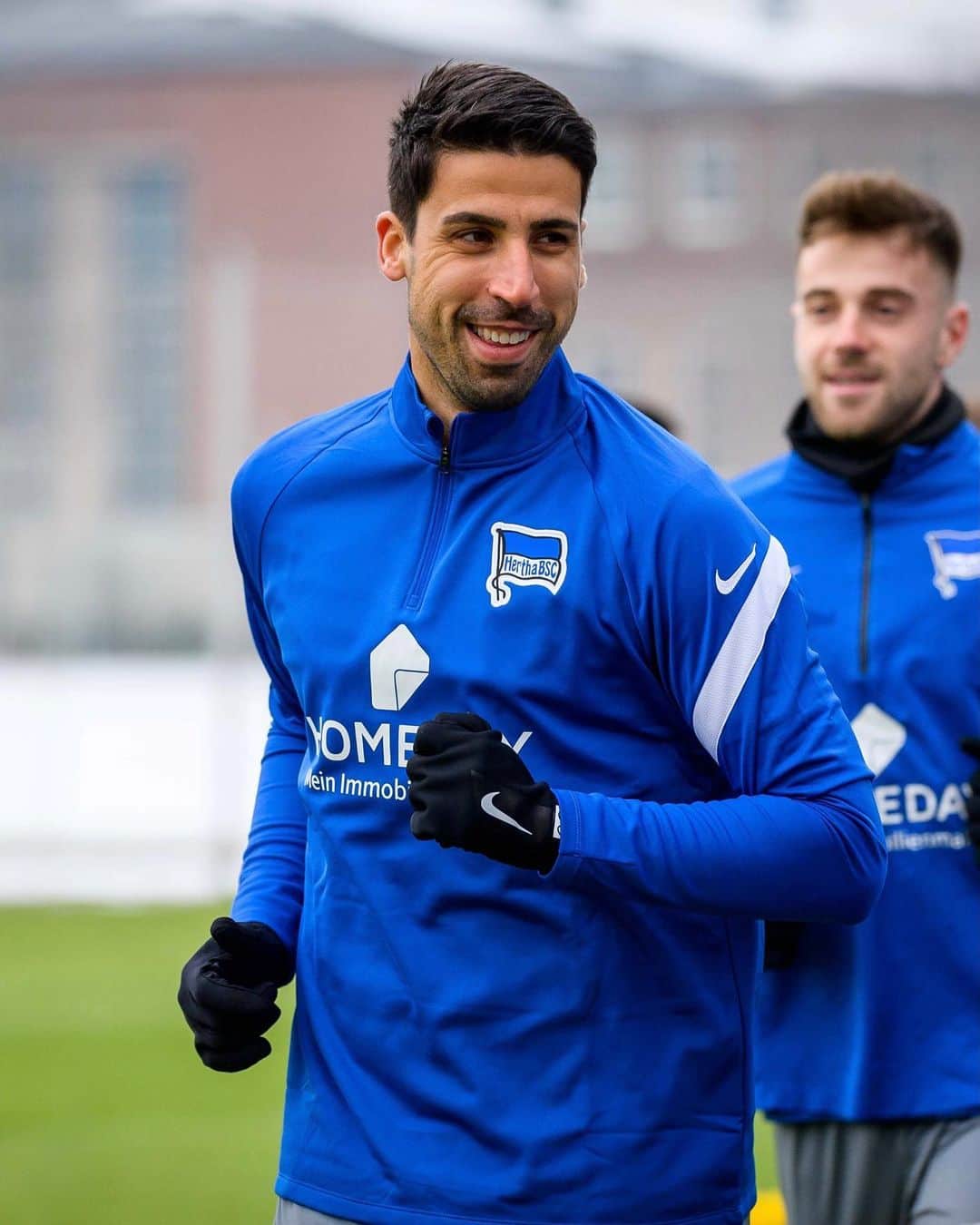 ヘルタ・ベルリンのインスタグラム：「Macht jetzt schon Spaß, oder? 😬😄 Unsere beiden Neuzugänge schnuppern das erste Mal Berliner Trainingsluft! 👋 . . #khedira #radonjić #HaHoHe #herthabsc」